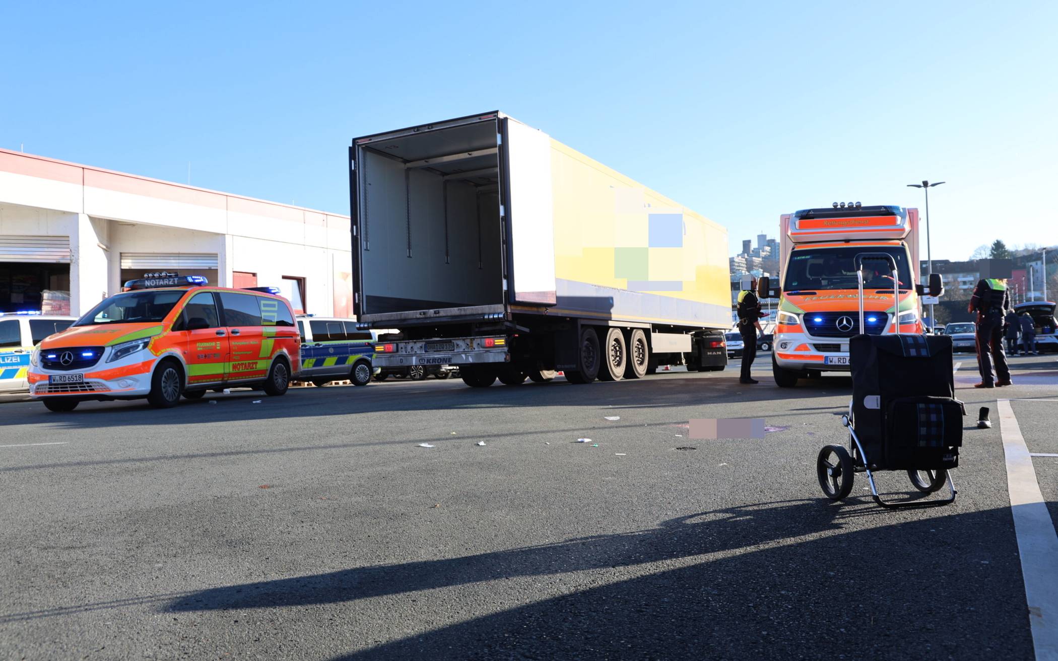 80-Jährige nach Zusammenstoß mit LKW in Lebensgefahr