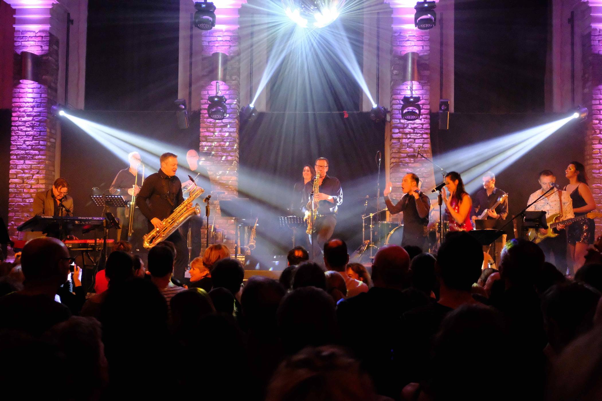 „The Soulnight“ auf der Bühne im Barmer Bahnhof.