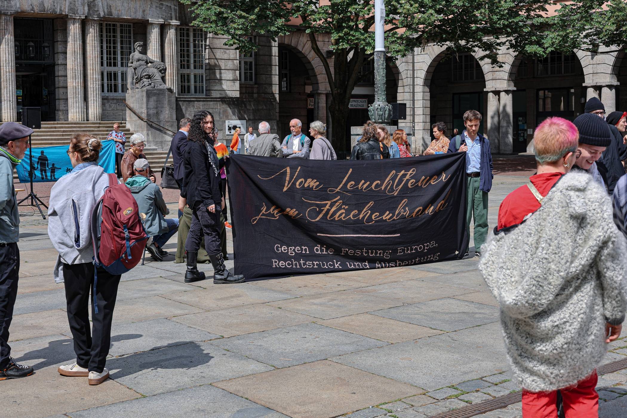 Demo gegen die Bezahlkarte im Juli 2025 vor dem Rathaus.