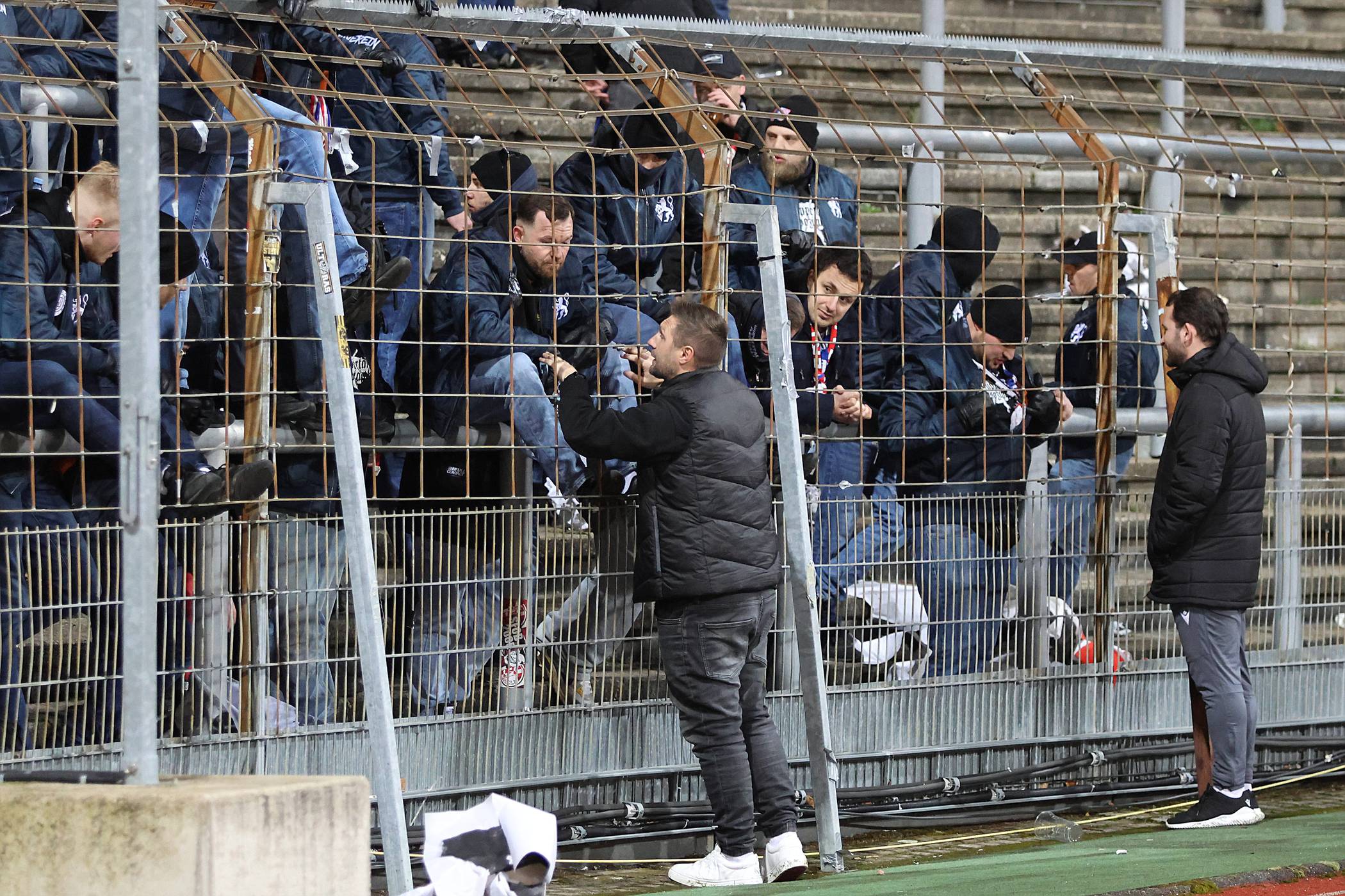 Trainer Sebastian Tyrala nach dem Spiel bei Fortuna Köln im Gespräch mit Fans.
