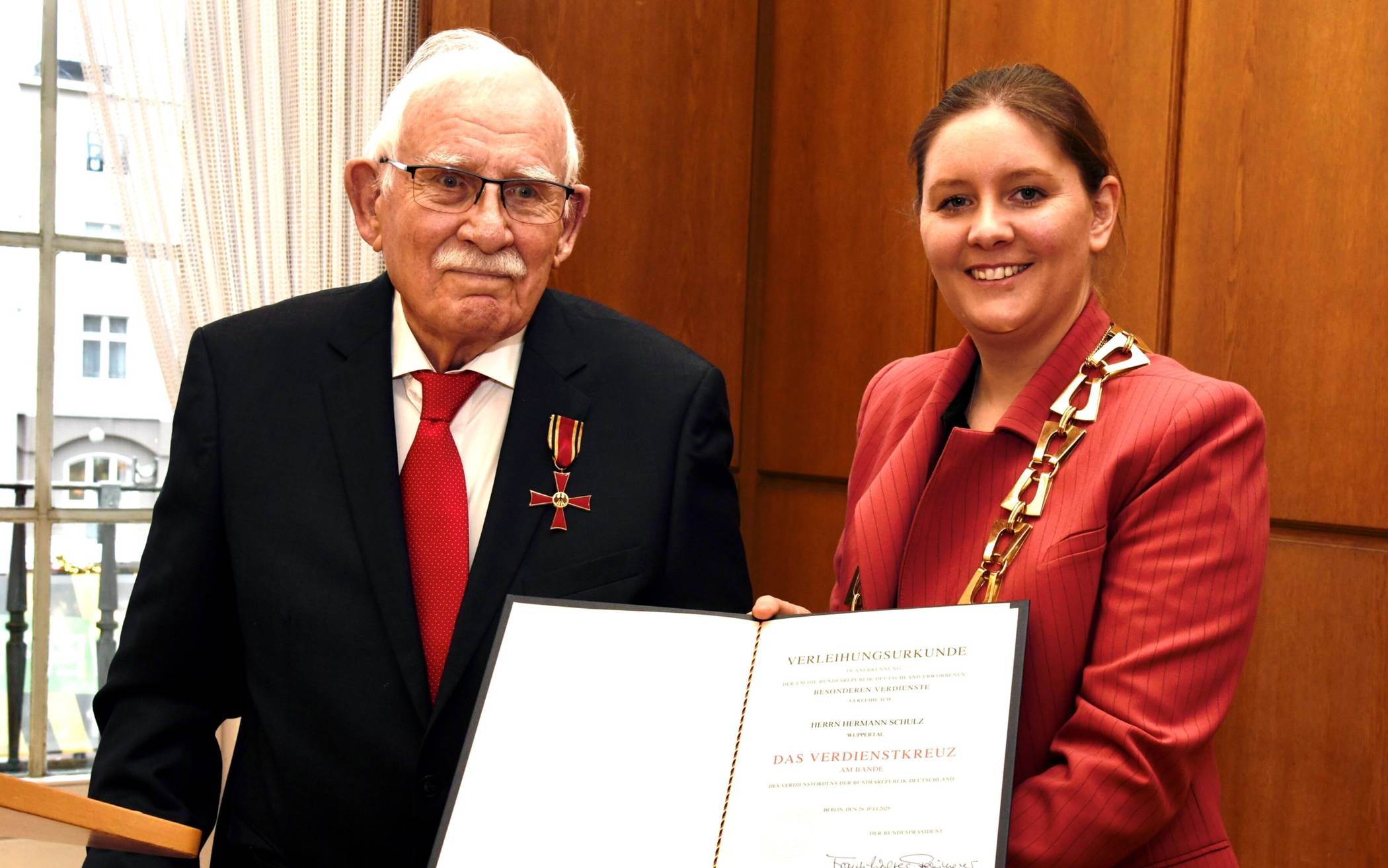 Hermann Schulz und Oberbürgermeisterin Miriam Scherff.