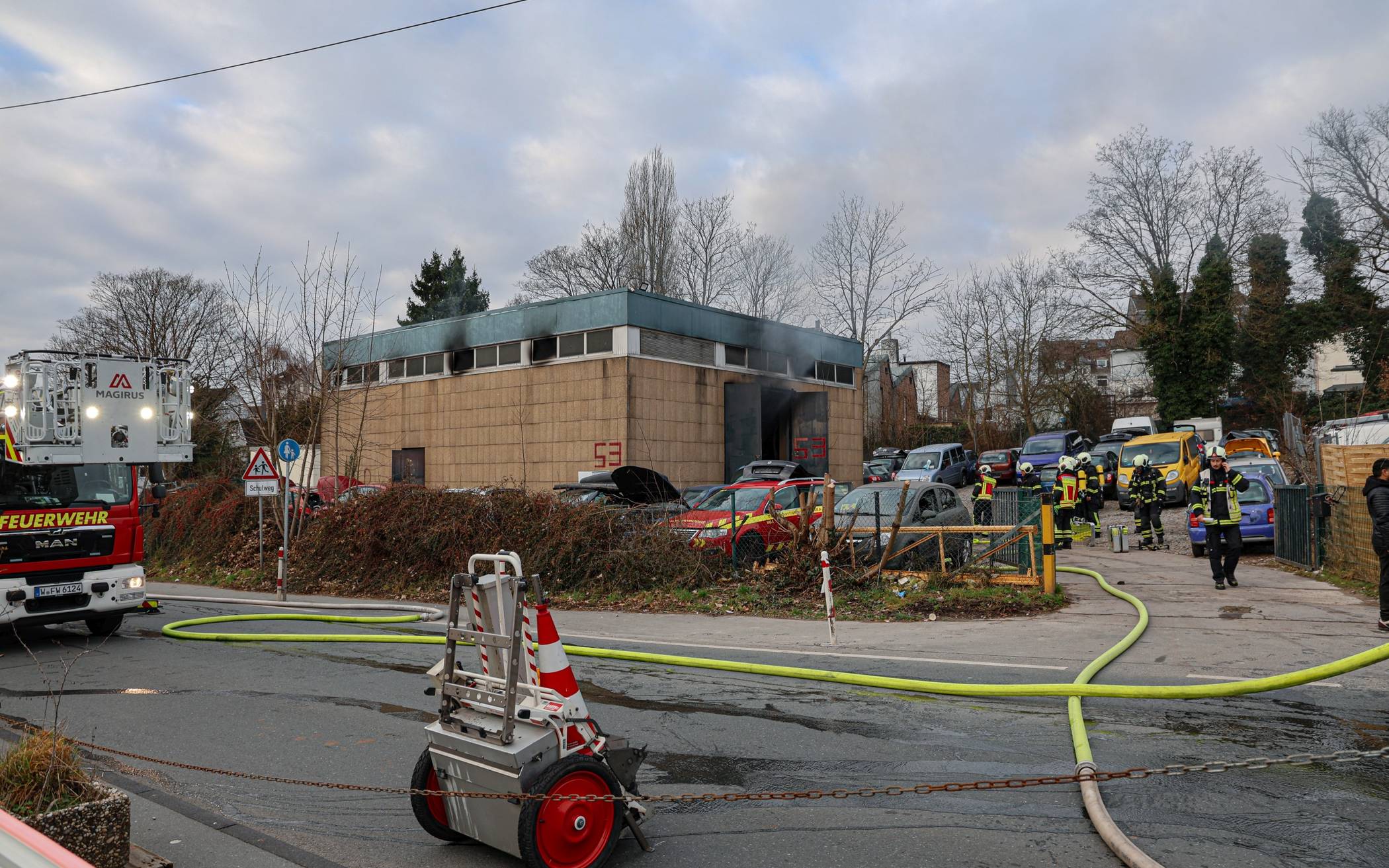 Bilder: Brand in Autowerkstatt in Nächstebreck