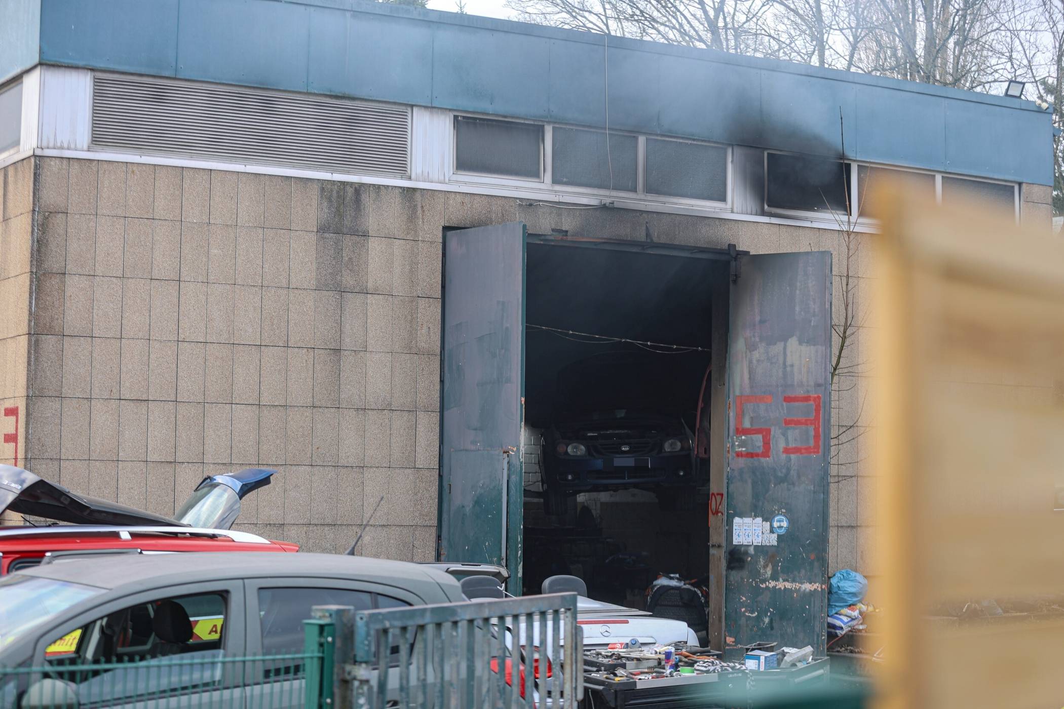 Der Rauch quoll aus der Werkstatt.