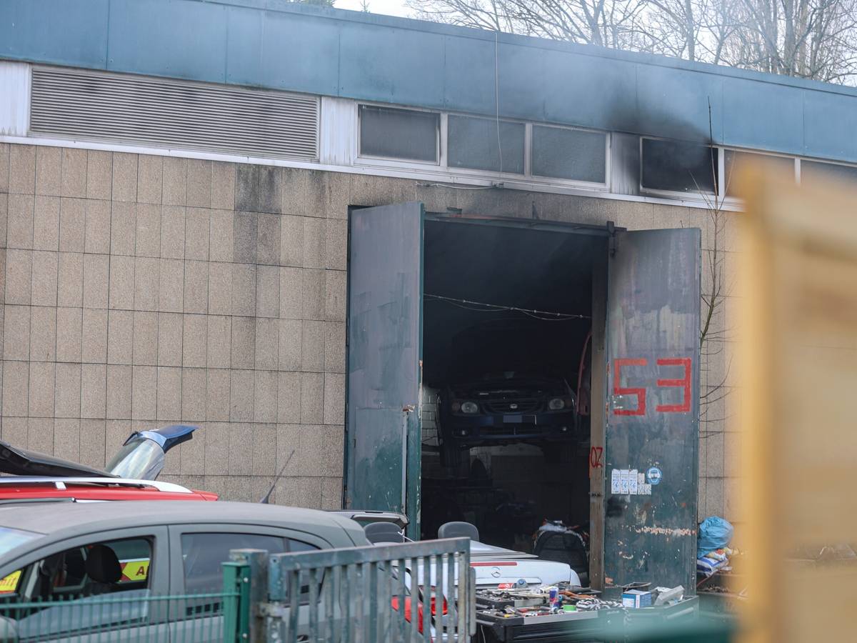 Auto fing auf einer Hebebühne Feuer