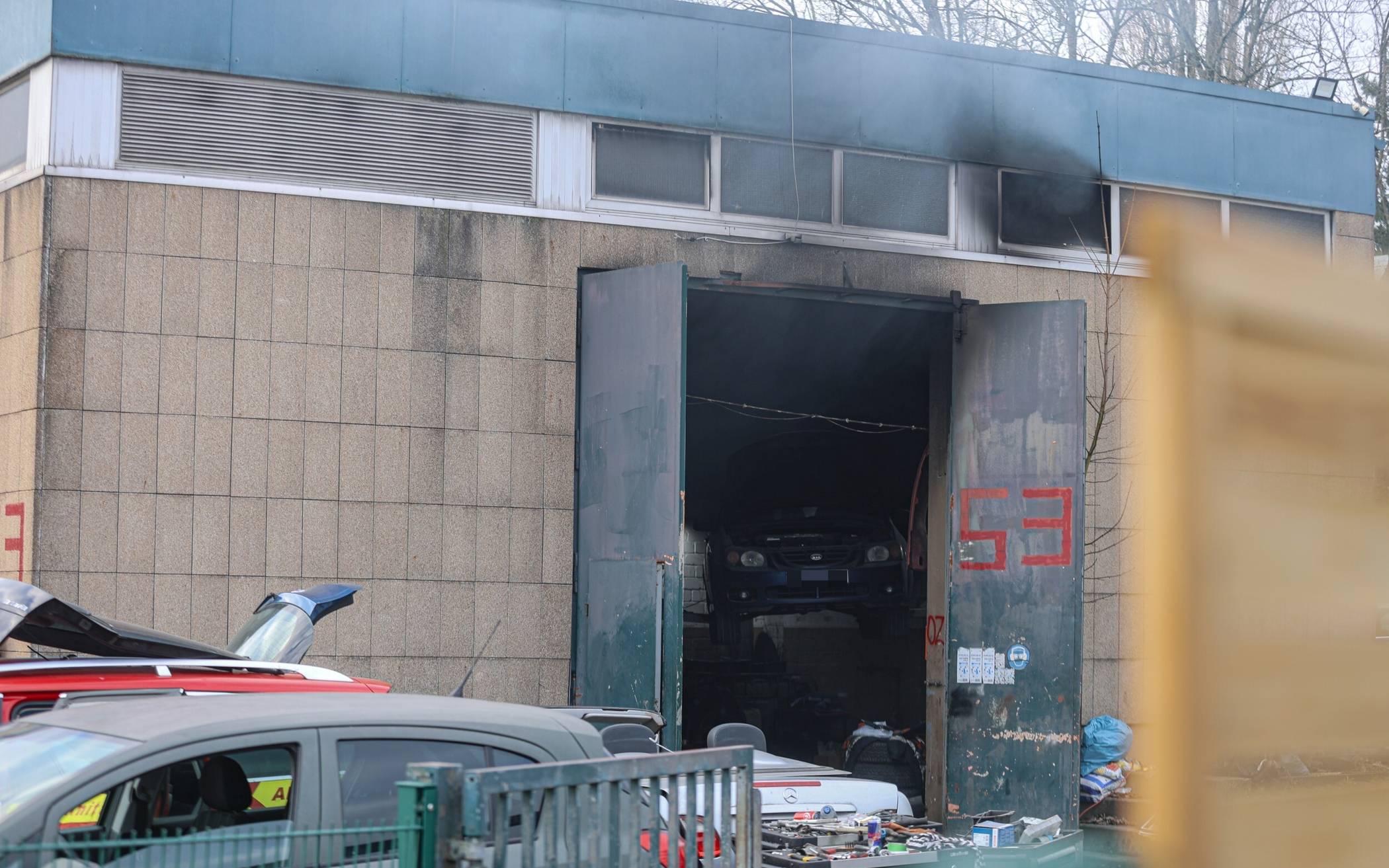 Der Rauch quoll aus der Werkstatt.