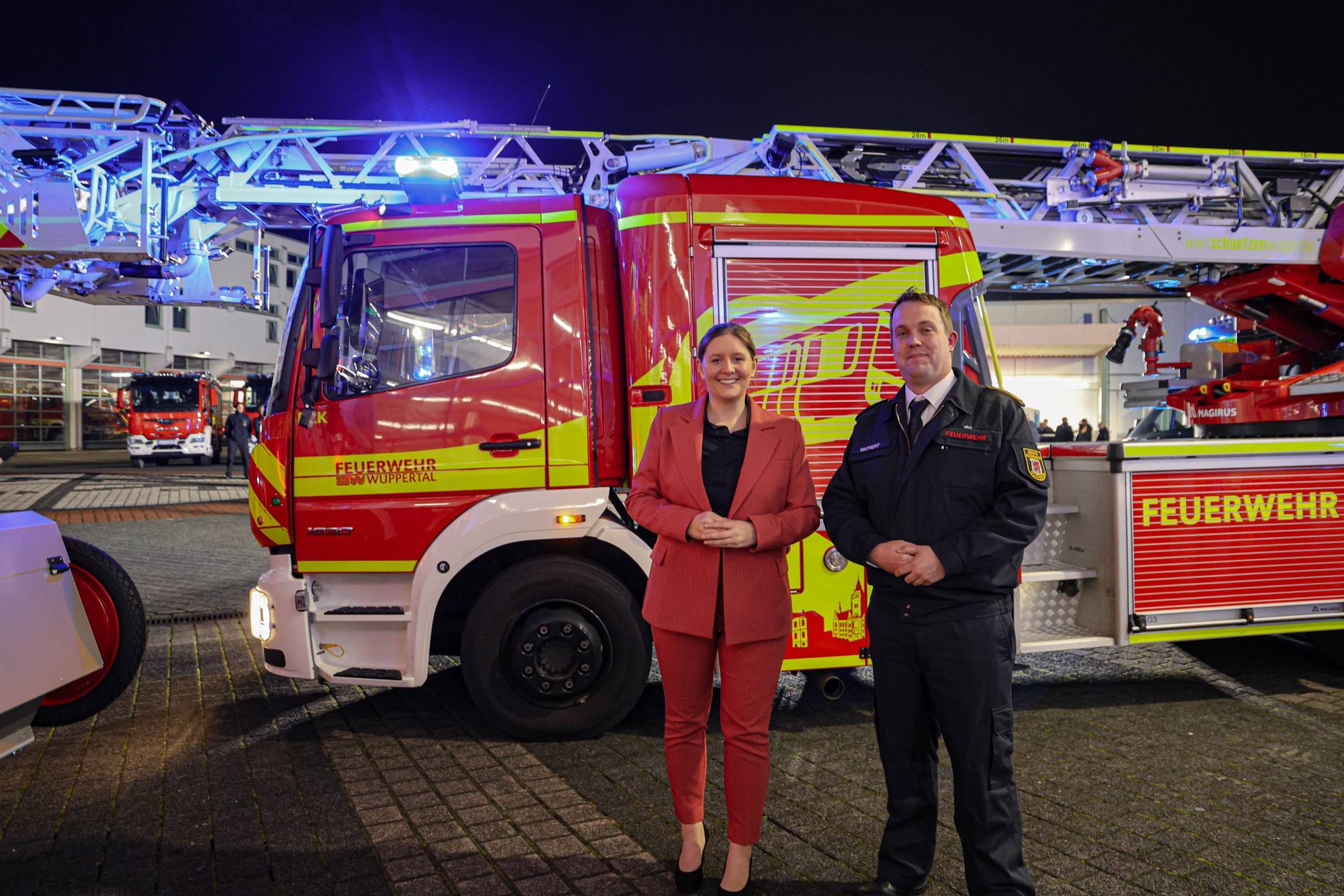 OB Miriam Scherff mit Dennis Wichert (Abteilungsleiter Technik der Feuerwehr Wuppertal) vor einem der neu designten Einsatzwagen.