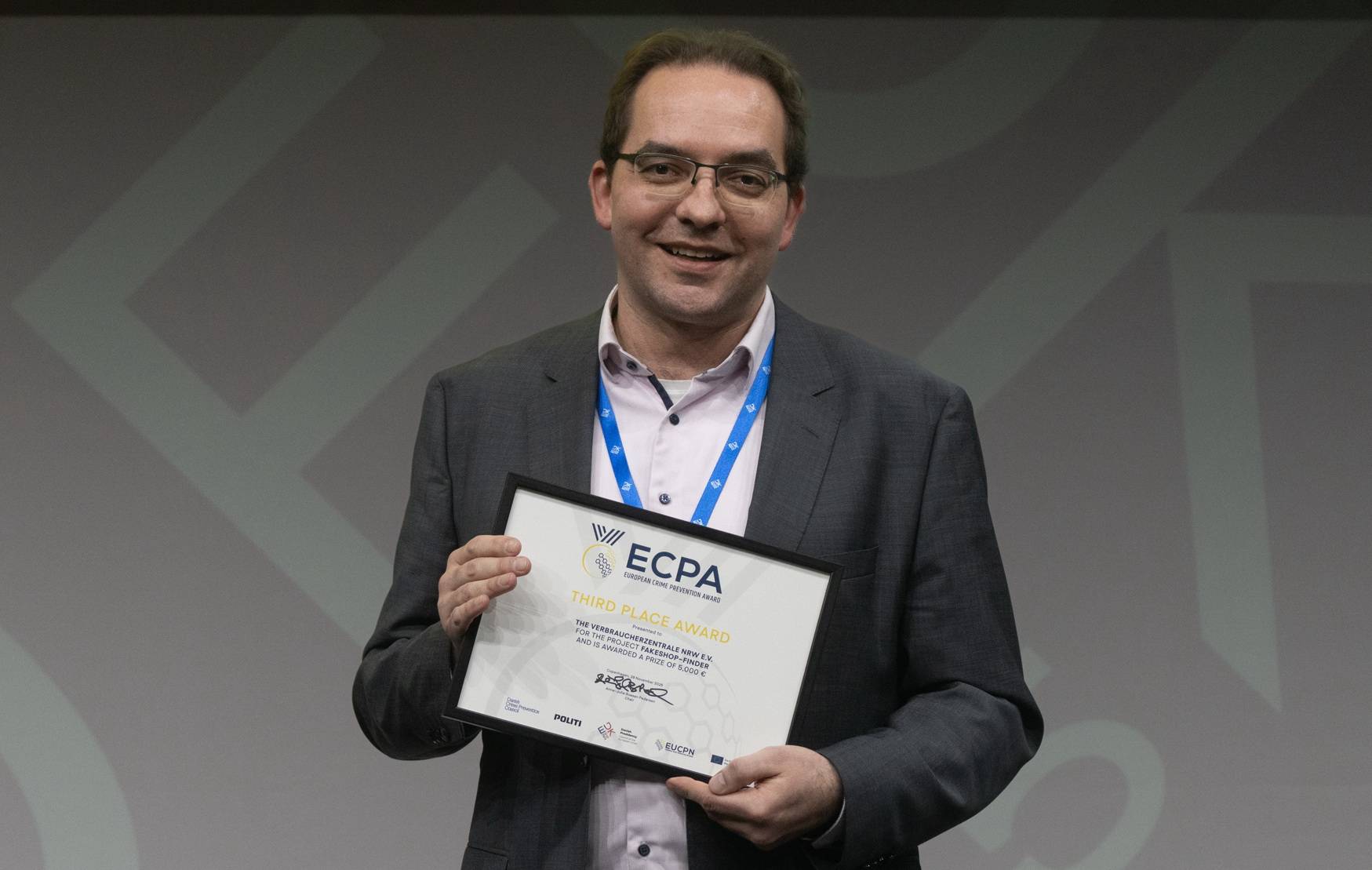 Zum Fakeshop-Finder: https://www.fakeshop-finder.de