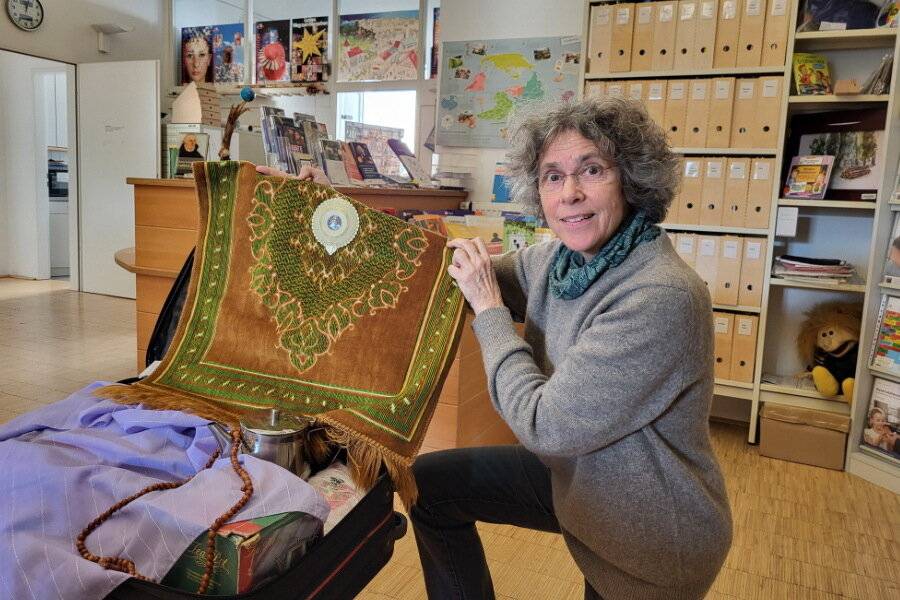 Beate Haude mit dem Islam-Lernkoffer aus