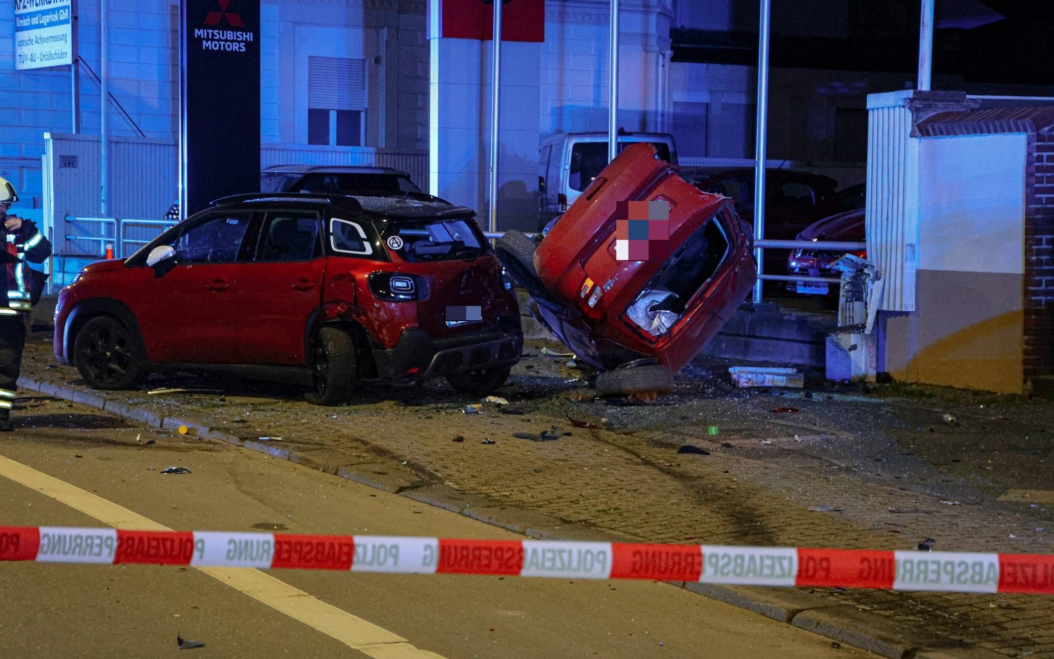 Zehn Autos beschädigt
