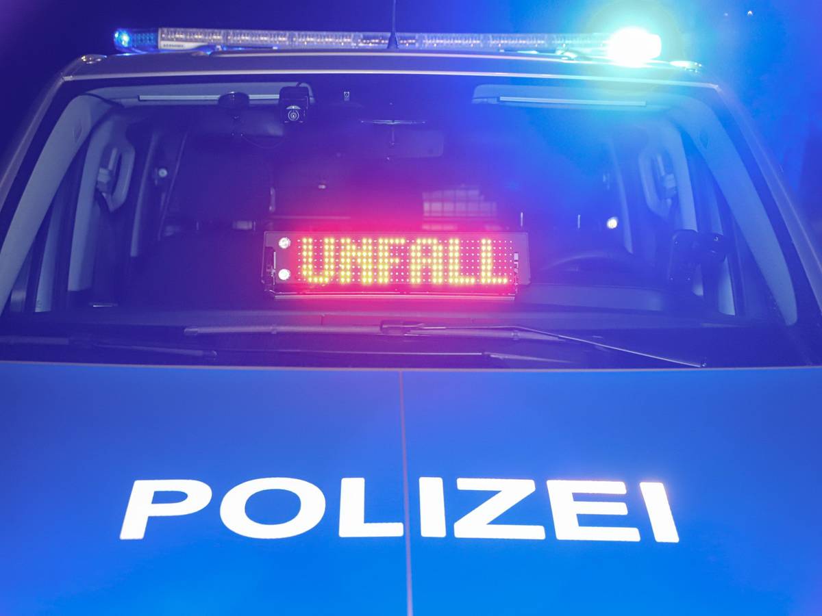 Einsatzfahrzeug der Polizei in Unfall verwickelt