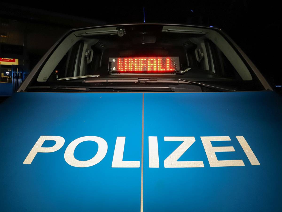 Auto blieb nach Überschlag auf dem Dach liegen