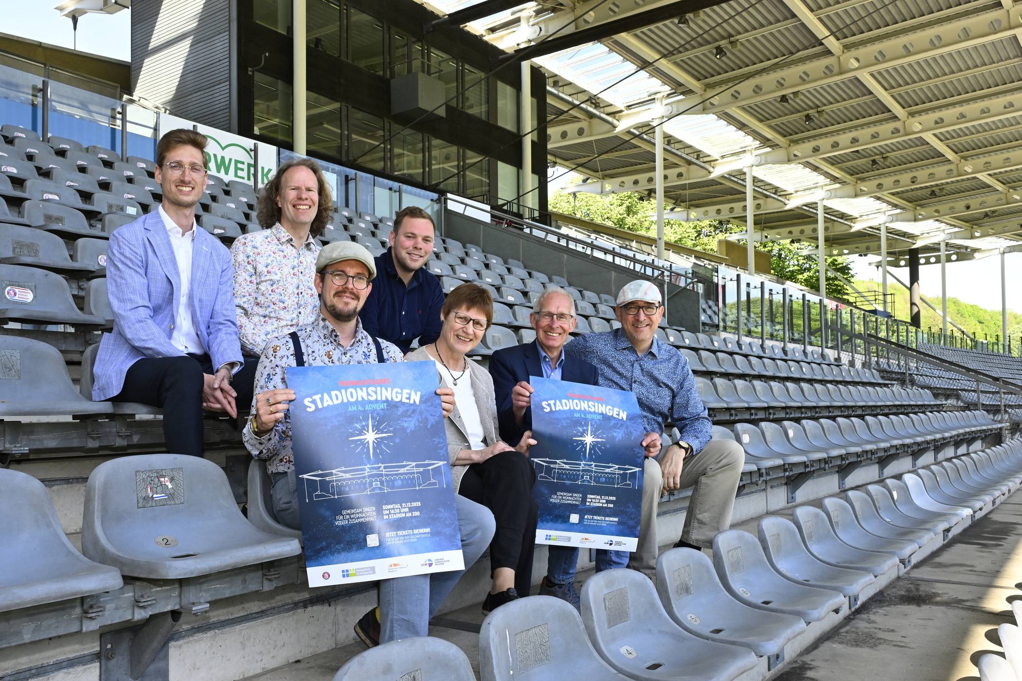  Die Initiatorinnen und Initiatoren des Stadionsingens. 