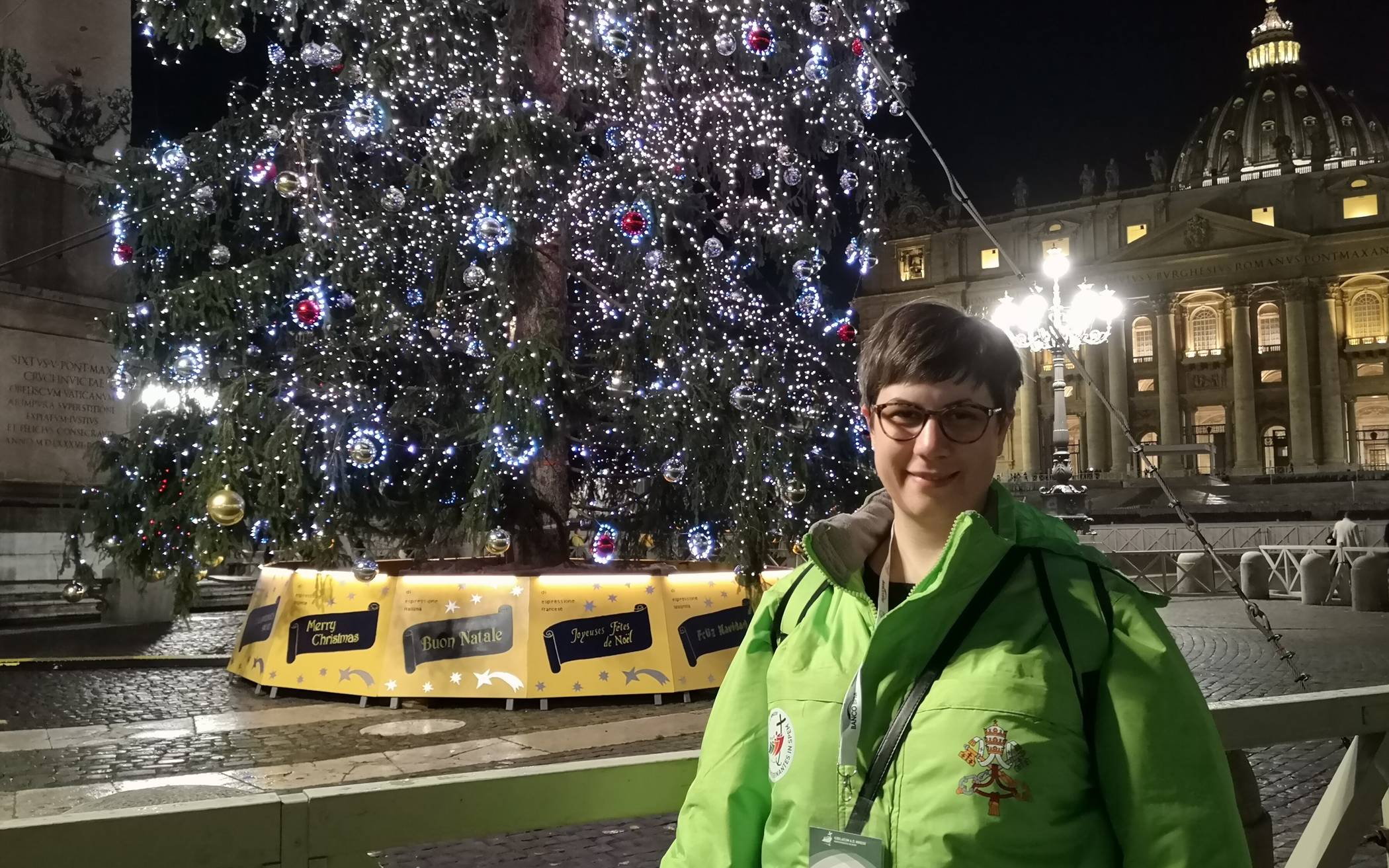 Stefanie Wischneswki vor dem XXL-
Weihnachtsbaum