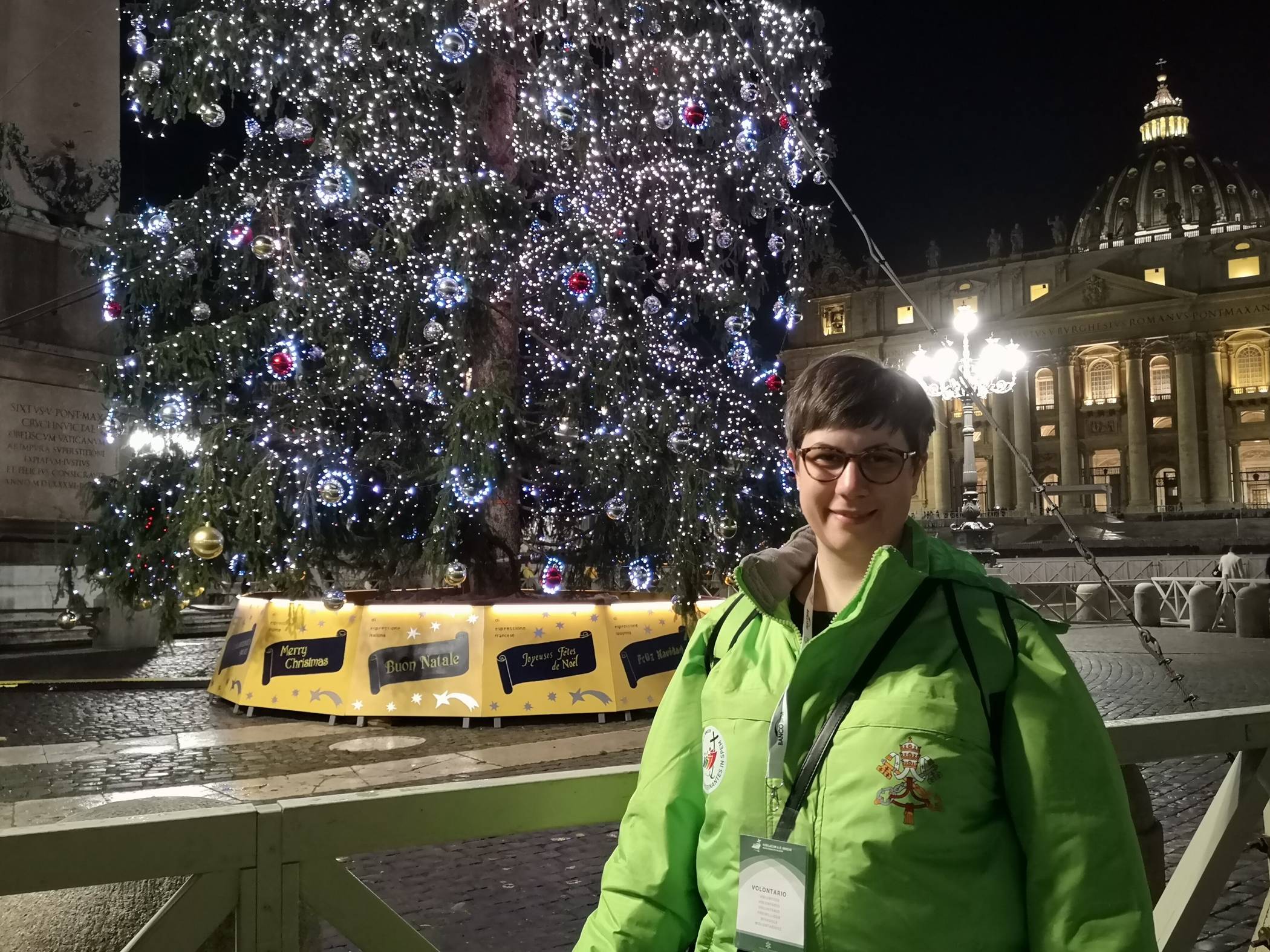   Stefanie Wischneswki vor dem XXL-       Weihnachtsbaum auf dem Petersplatz.         