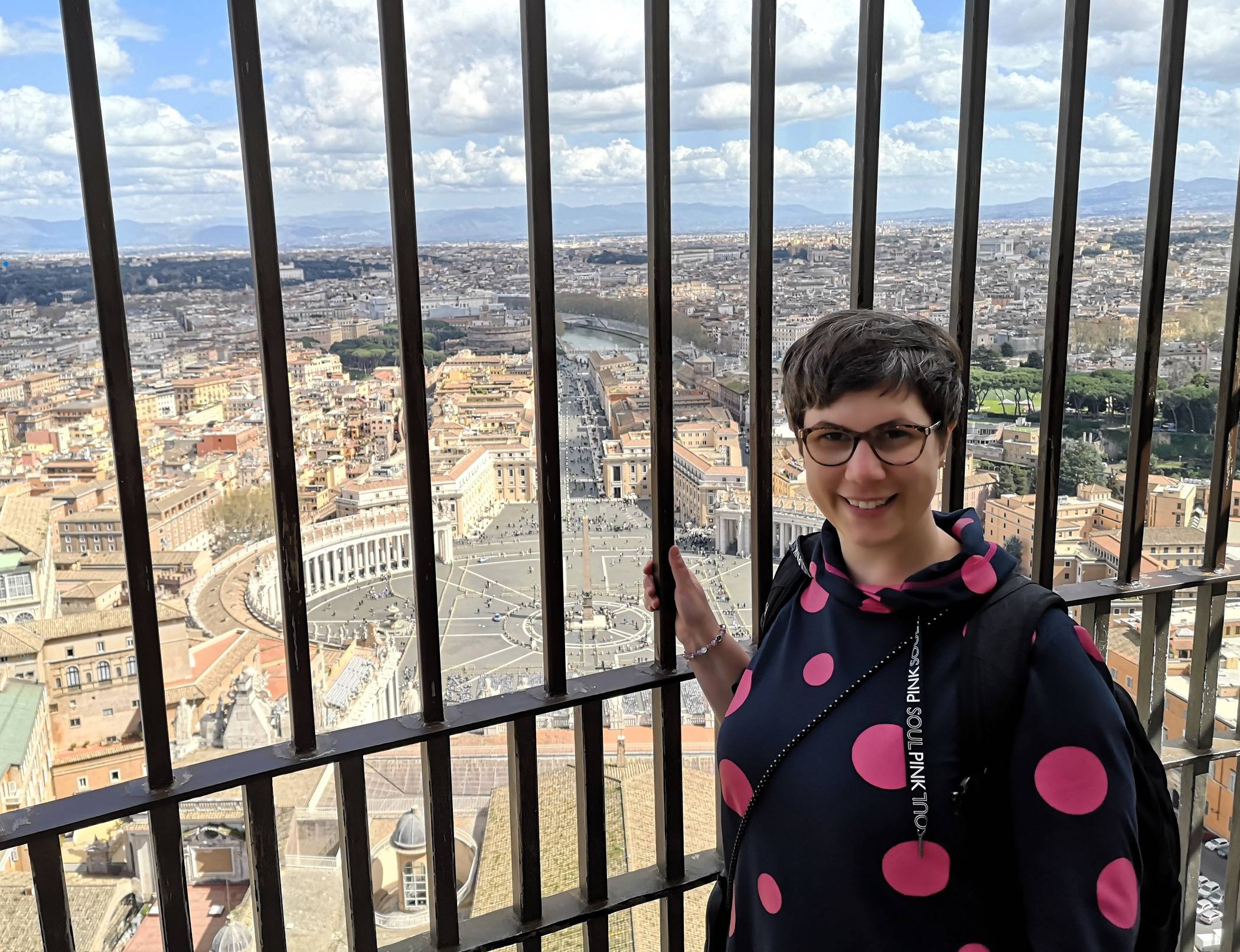     Stefanie Wischnewskis Weihnachtsbotschaft an alle Wuppertaler:                 „Weihnachten feiern wir die Geburt Jesu als Fest der Hoffnung auf eine bessere Welt.                                 Nach dem Vorbild Jesu sollten wir uns mehr auf das Miteinander als auf das Gegeneinander konzentrieren.                                 Jeder kleine Funke kann ein großes Feuer entfachen.“   