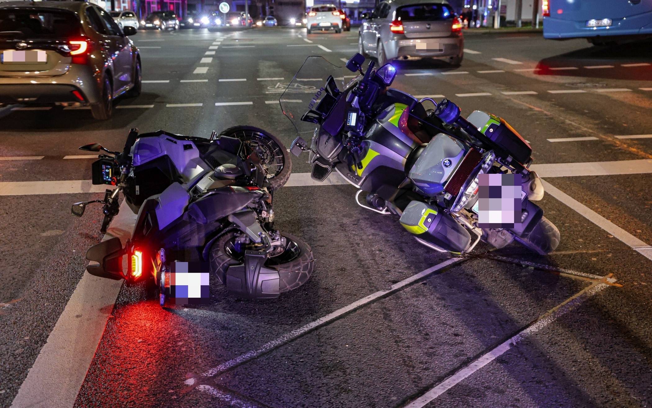 Die Motorräder kippten als Folge des