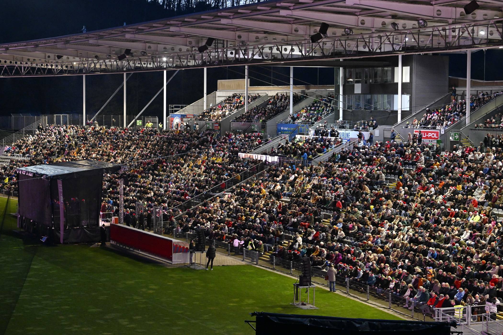  Alle Karten waren vergriffen, die Bühne stand vor der Haupttribüne. 