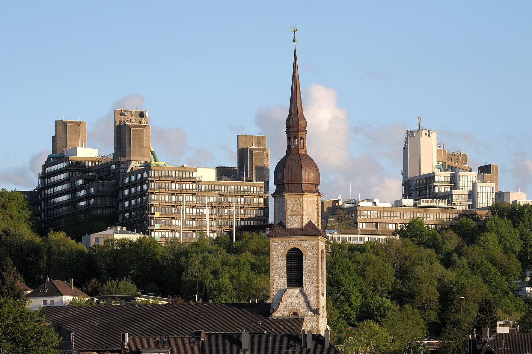 Der Turm der Christuskirche, im Hintergrund