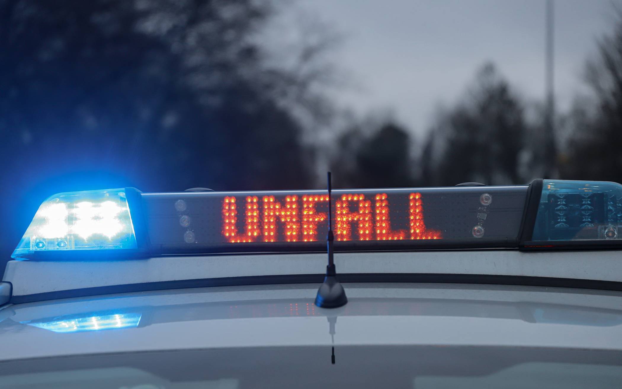 Toyota landet nach Unfall auf dem Dach