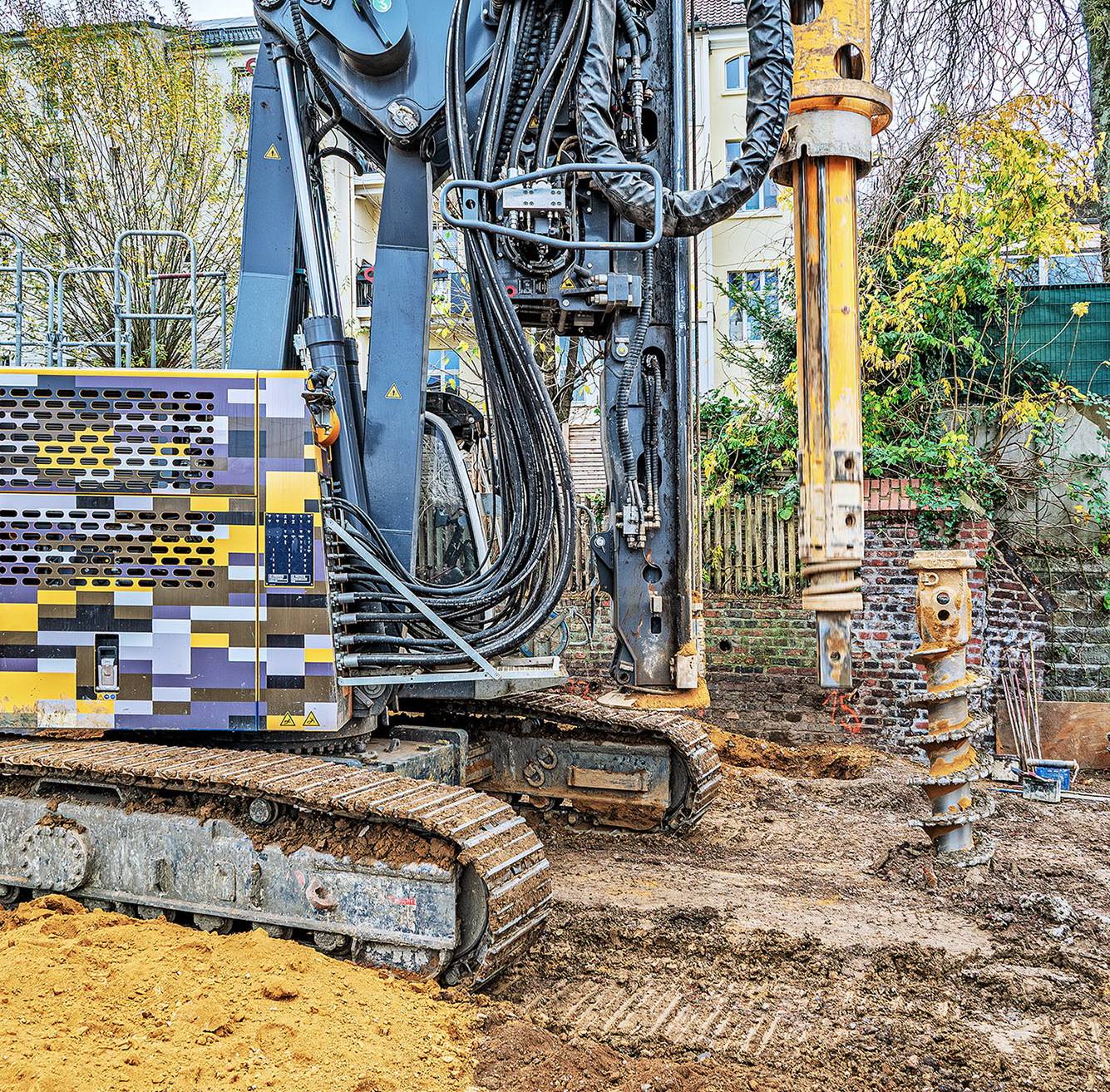 Die entstandenen tiefen Bohrlöcher werden mit Beton verfüllt. Das ist nötig, um den geplanten Neubau anstelle der alten Turnhalle zu sichern.
