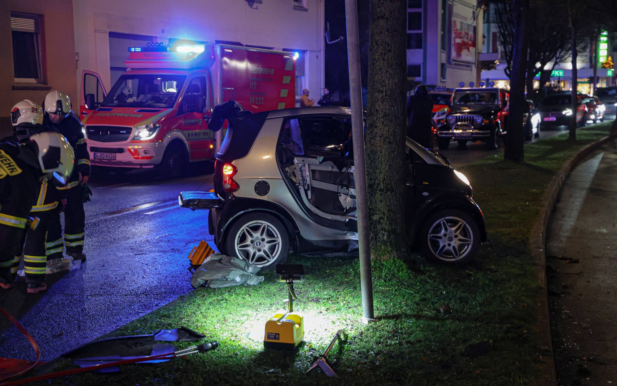 Smart prallt gegen Baum
