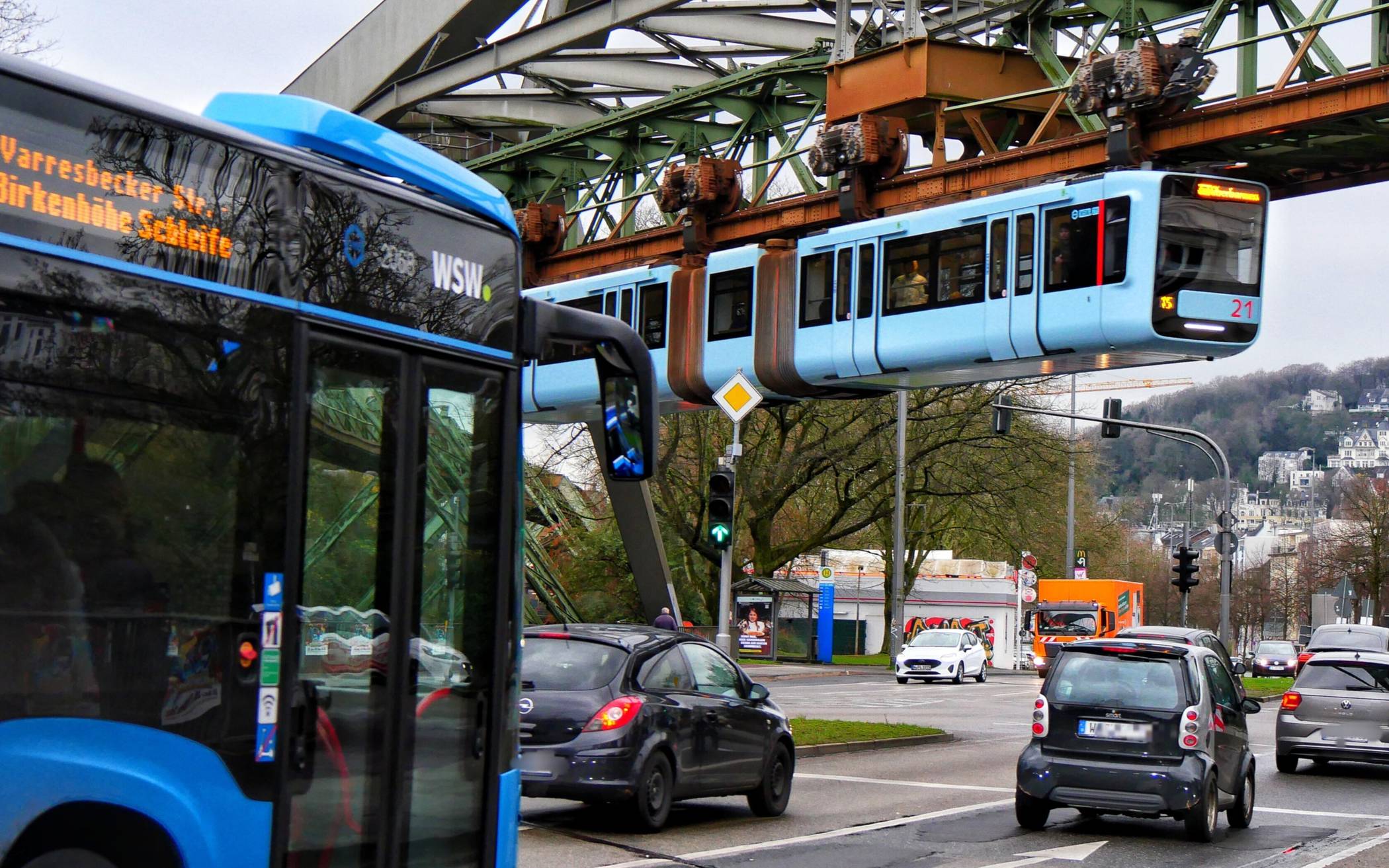 Bus und Schwebebahn in Elberfeld.