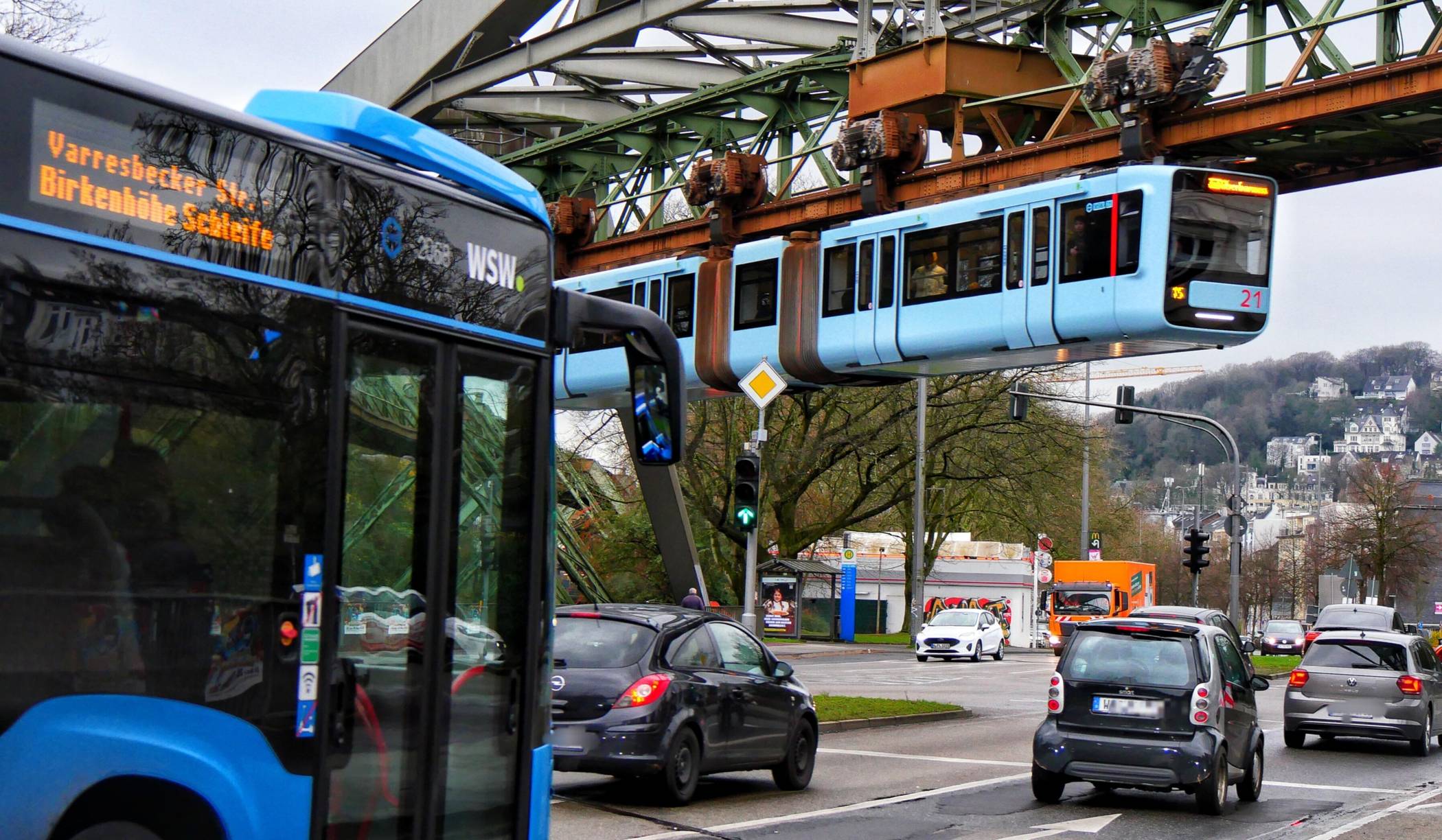  Bus und Schwebebahn in Elberfeld. 