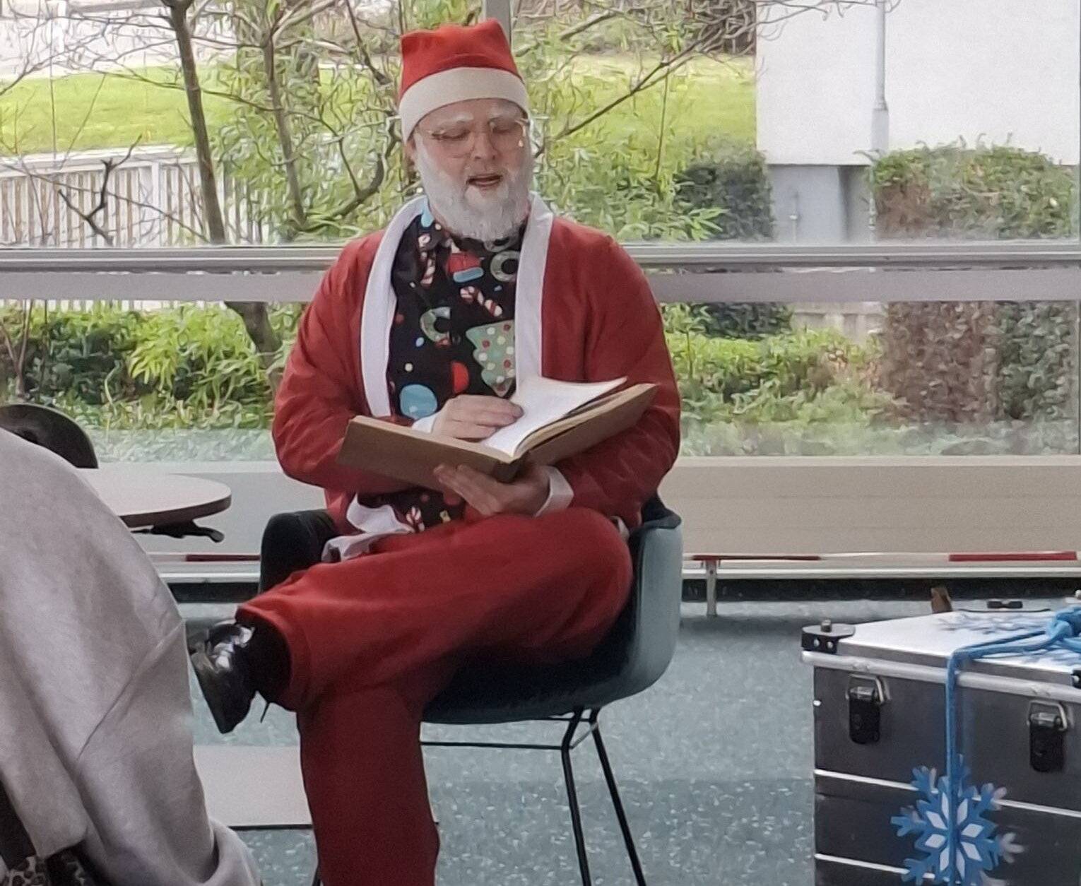  Der Weihnachtsmann verteilte viele Geschenke. 