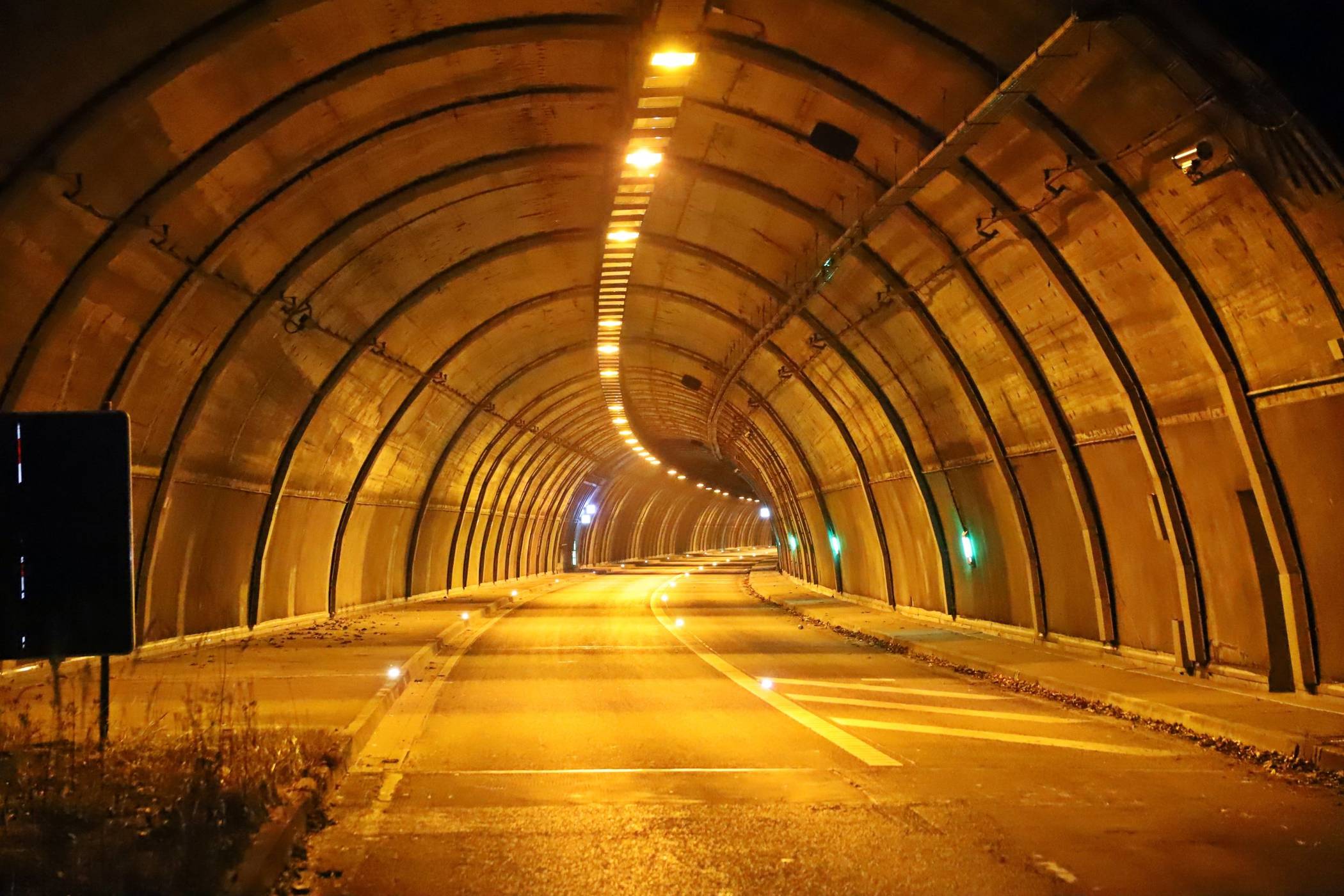 Bildvon der Bauwerksprüfung im Kiesbergtunnel im Dezember 2024.