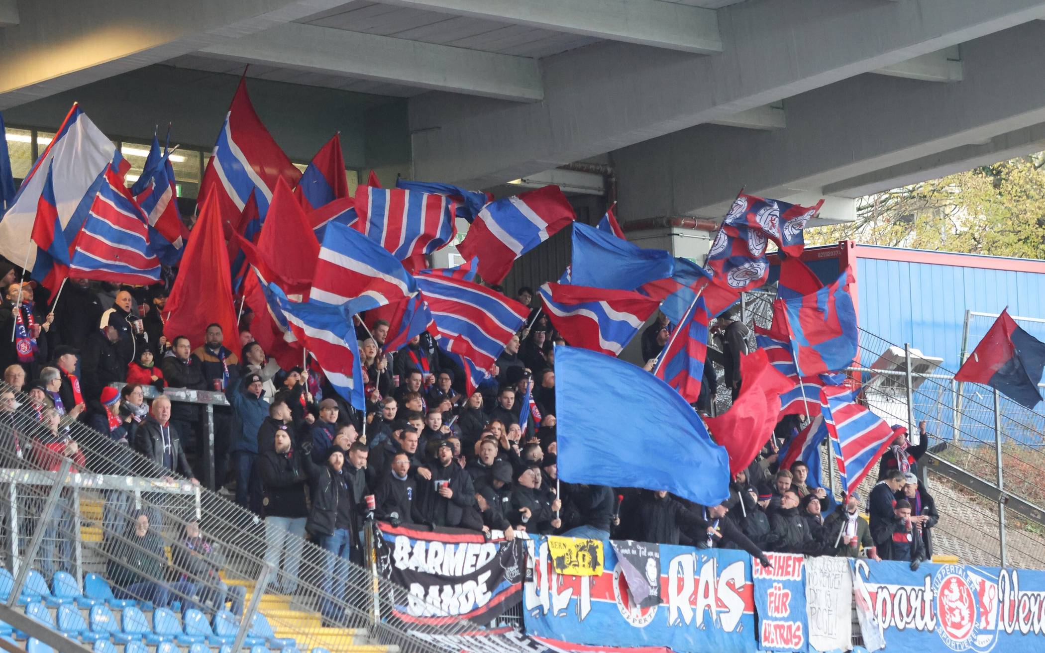 Die Unterstützung beim Auswärtsspiel in Bonn.