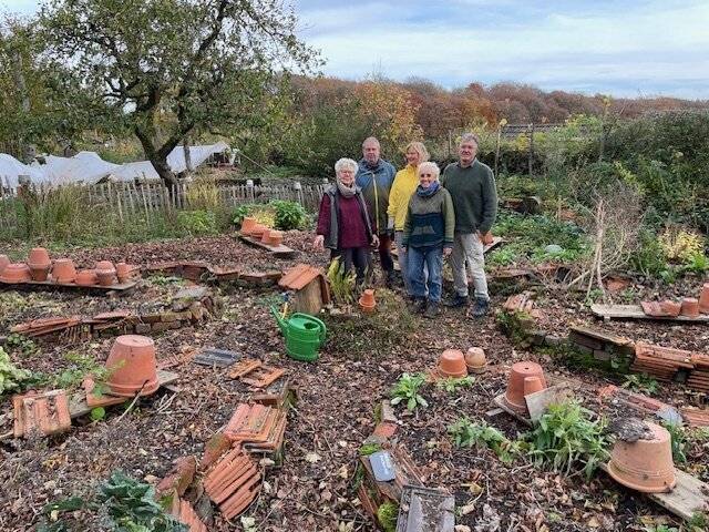  Eine kleine Besetzung des Gartenteams. Nie sind alle gleichzeitig bei der Bewirtschaftung dabei. 