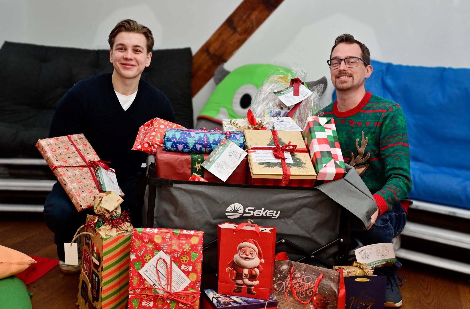 Niclas Wiatrak übergibt die im Rahmen