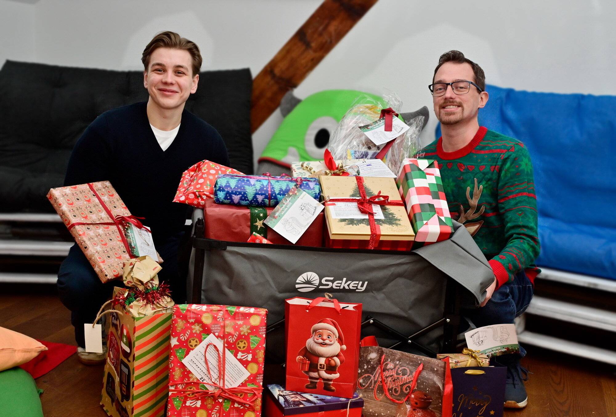 Niclas Wiatrak übergibt die im Rahmen der Wunschbaumaktion gesammelten Weihnachtsgeschenke an Sebastian Schermer vom Förderzentrum Arrenberg.