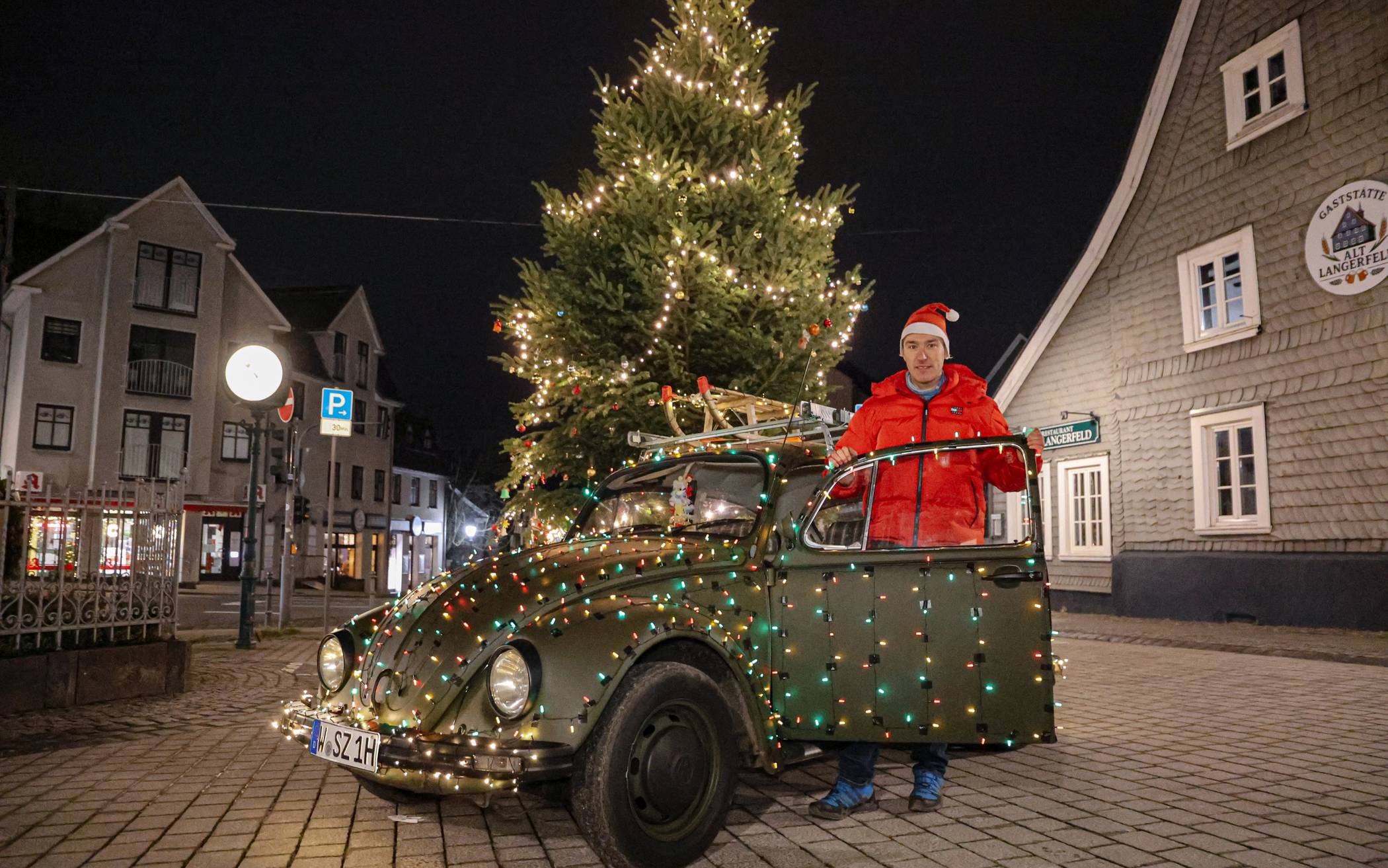 Marcel Josch mit seinem Käfer am
