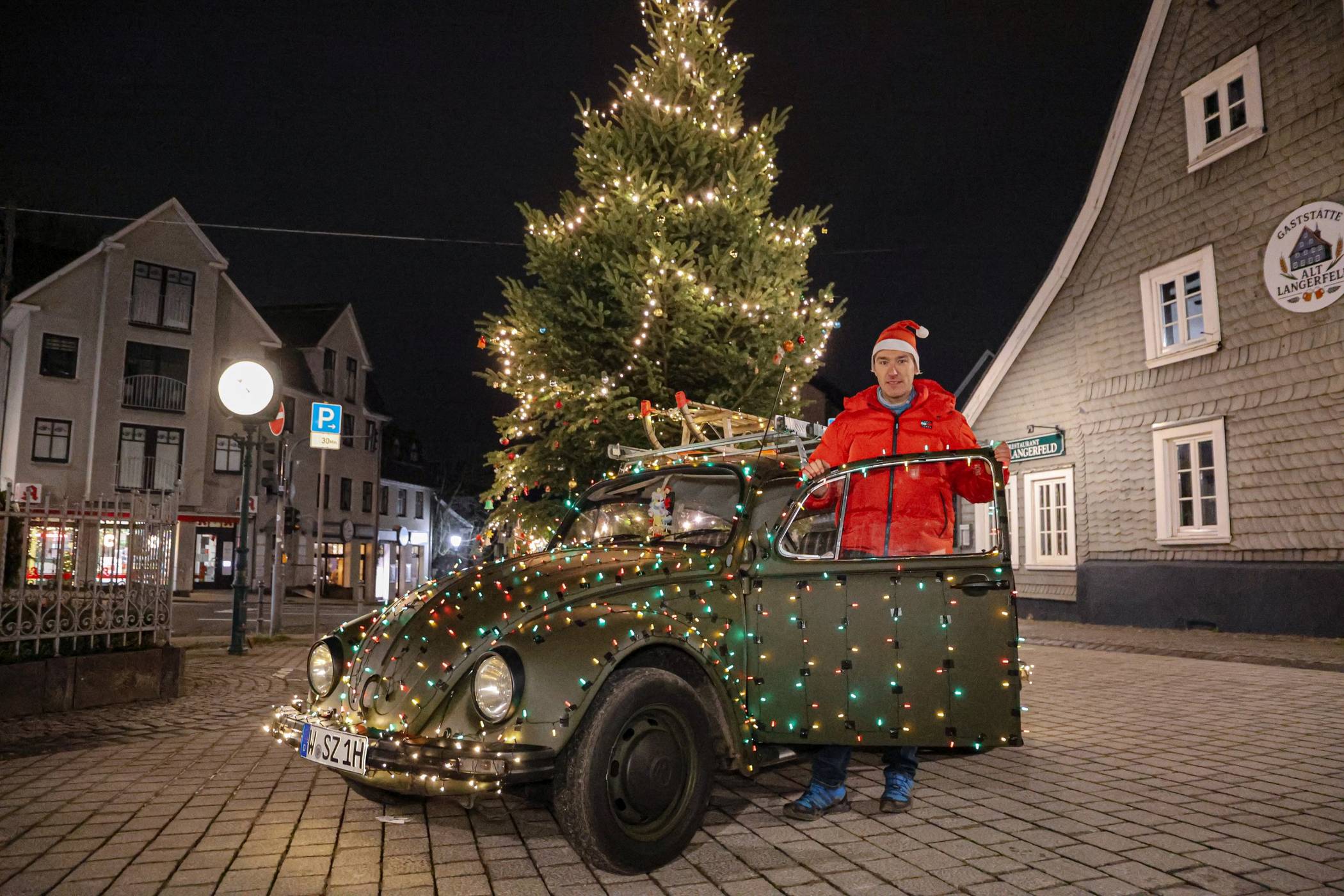  Marcel Josch mit seinem Käfer am Langerfelder Markt. 