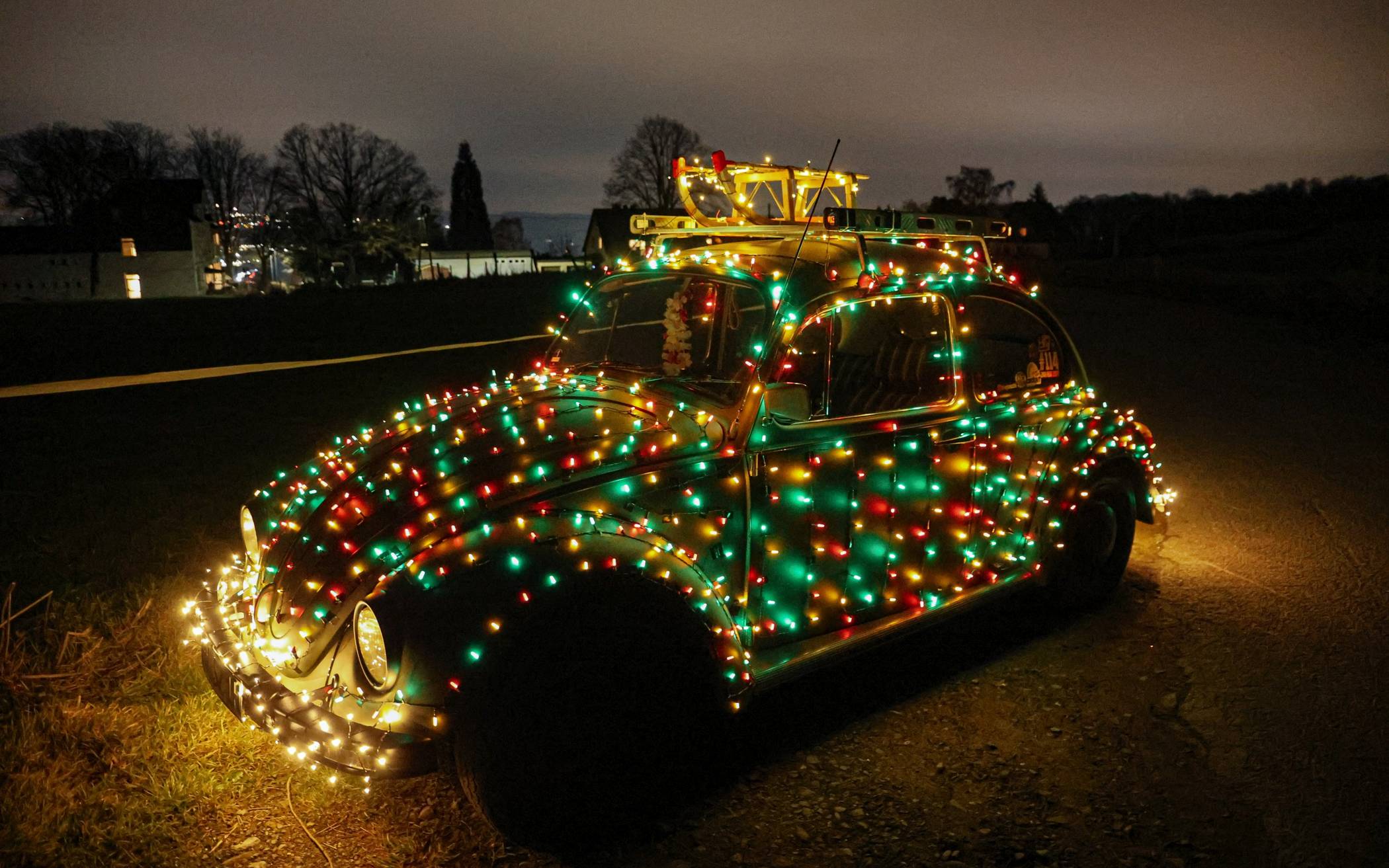 Bilder: Ein weihnachtlich leuchtender VW Käfer