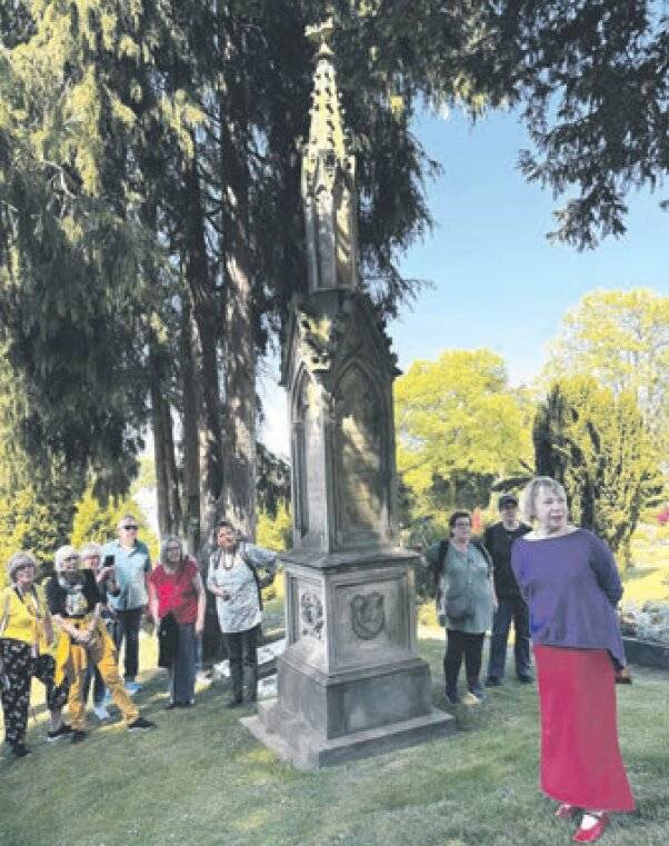 Irene Röber (vorne) mit ihrer Besuchergruppe am Engels-Denkmal.