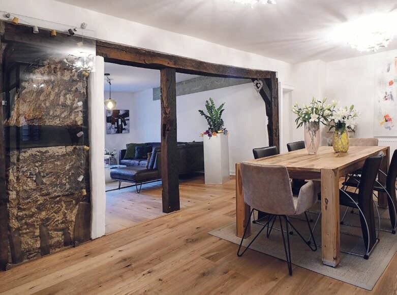 Kleinod im Wohnzimmer: Die offengelegte Fachwerk-Konstruktion im ältesten Teil des...