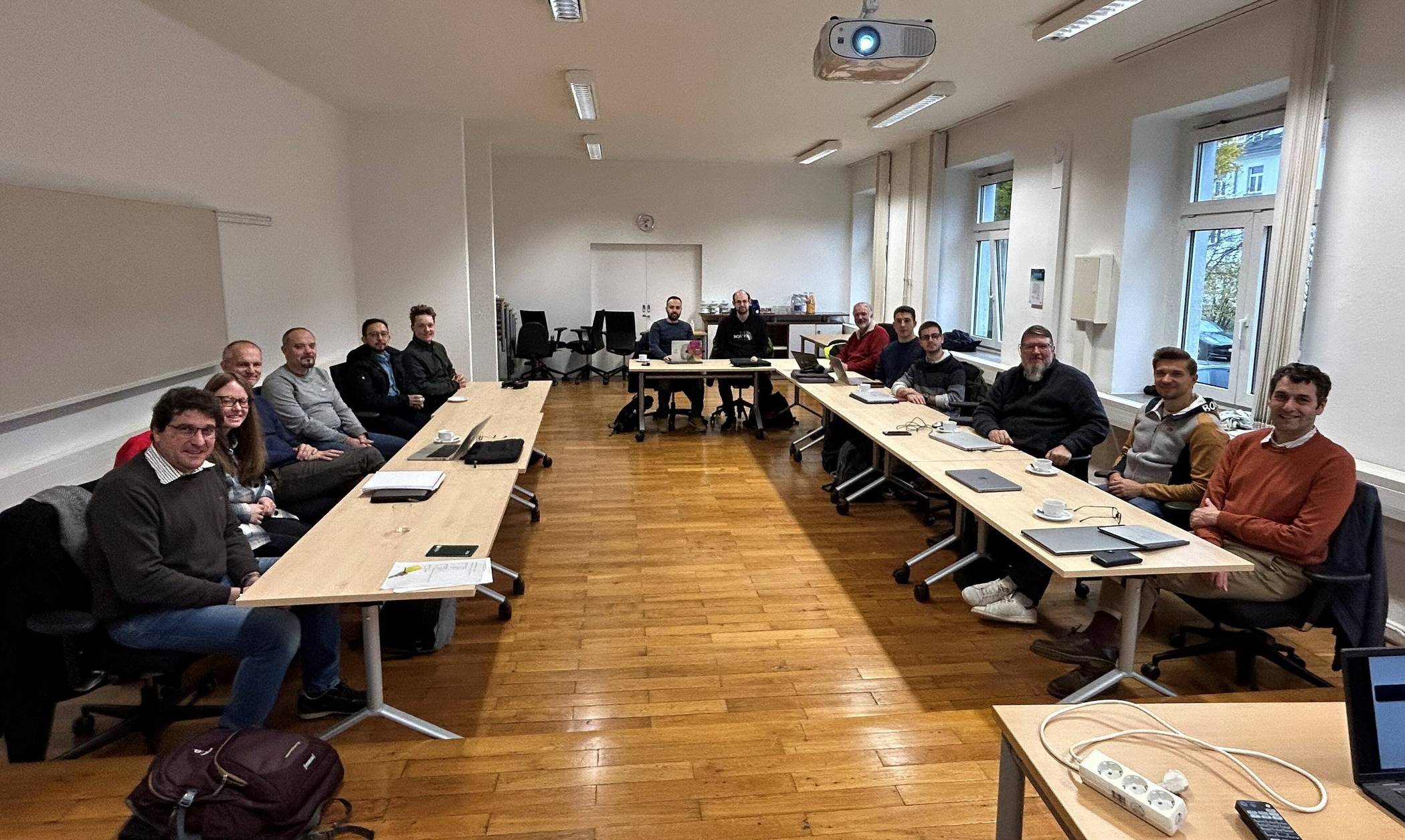  Austausch der Forschungsgruppe um Prof. Dr. Francesco Knechtli (li.) bei einem gemeinsamen Workshop in Wuppertal 