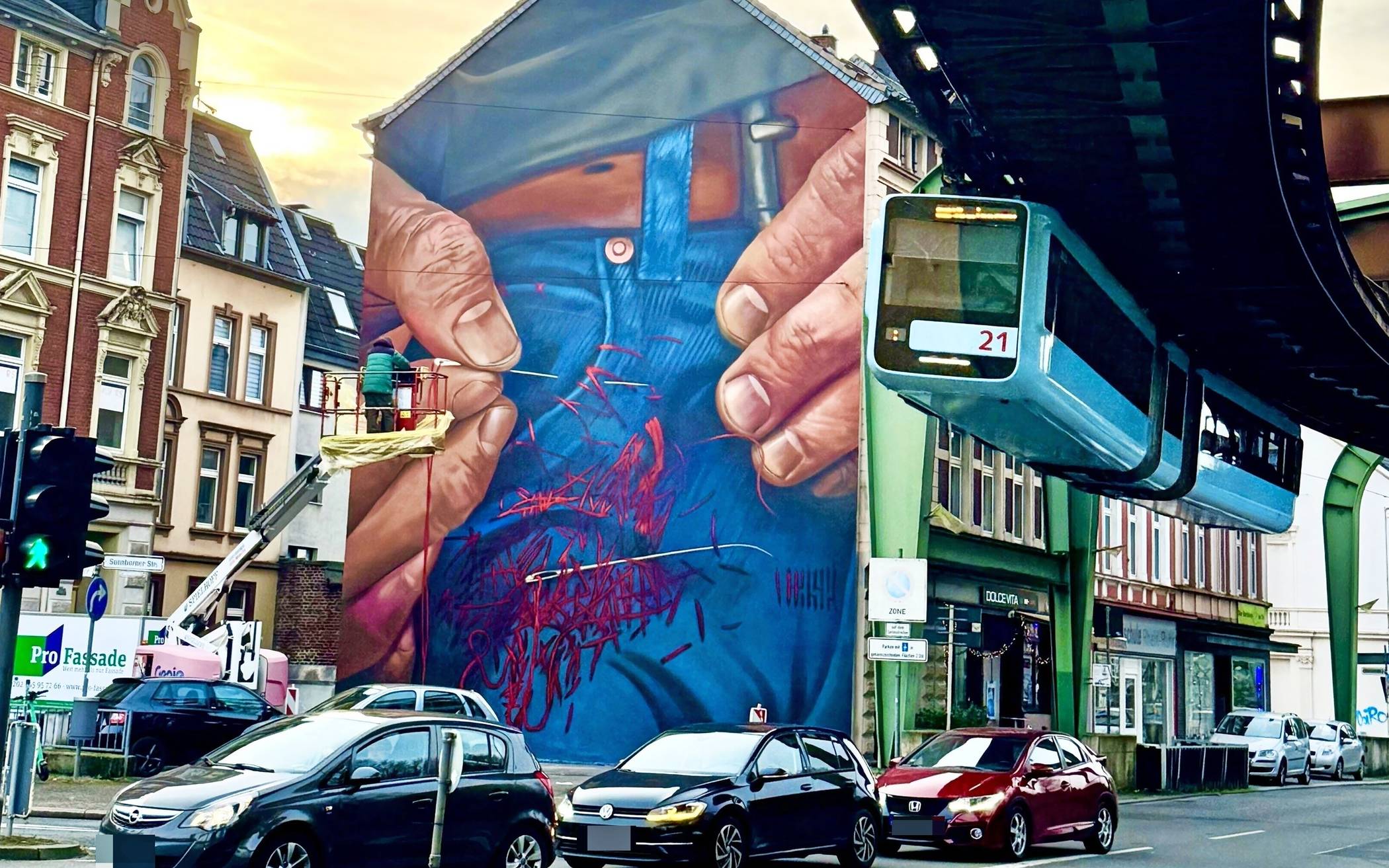   Ausdrucksstarke Hände – typisch für Case Maclaim.   