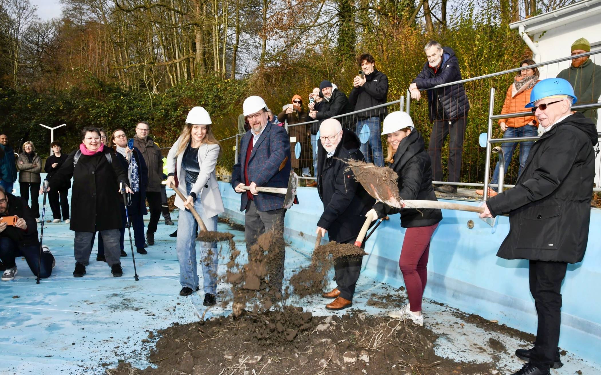 Erster Spatenstich im Mirker Freibad-Becken (von li.): Csilla Letay, Heiner Mokroß und Dietmar Danz vom Förderverein „Pro Mirke“, Oberbürgermeisterin Miriam Scherff und Volker Dittgen, ebenfalls „Pro Mirke“.  