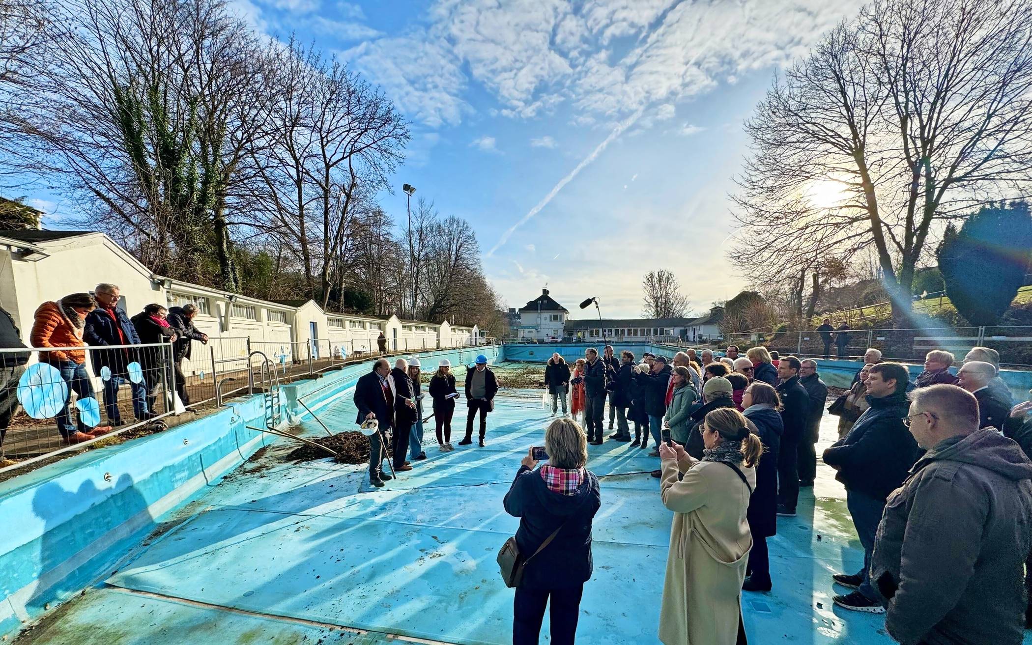  „Volles Haus“ im Becken des Freibades Mirke bei der Pressekonferenz zum symbolischen ersten Spatenstich. 