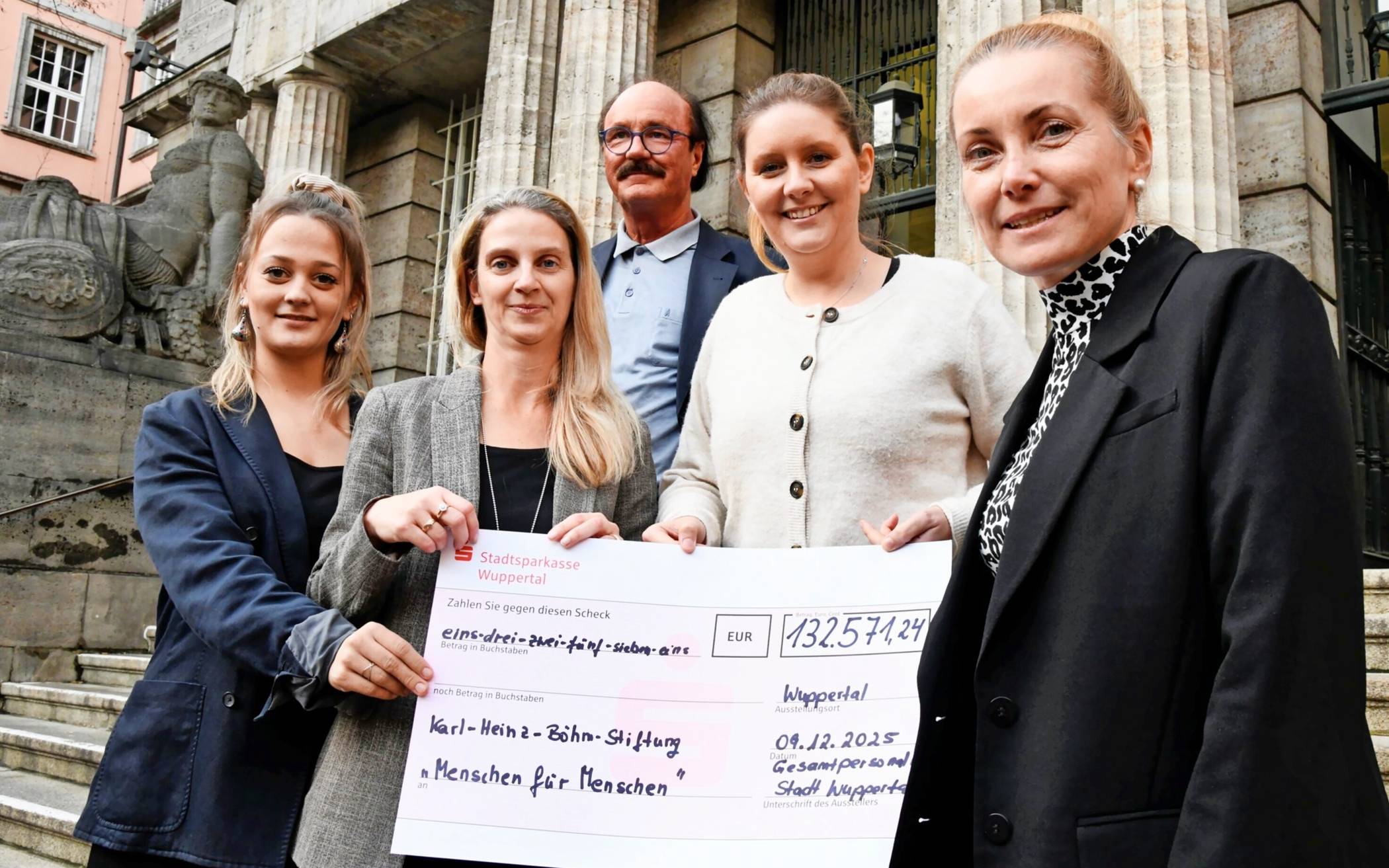  Die Übergabe des Spendenschecks des Personalrates der Wuppertaler Stadtverwaltung an die Karl-Heinz-Böhm-Stiftung „Menschen für Menschen"“. Von li.: Katharina Siwon von „Menschen für Menschen“, Christina Escher (Gesamtpersonalratsvorsitzende der Stadtverwaltung Wuppertal), Michel Telian (Haupt- und Personalamtsleiter), OB Miriam Scherff und Personaldezernentin Sandra Zeh. 