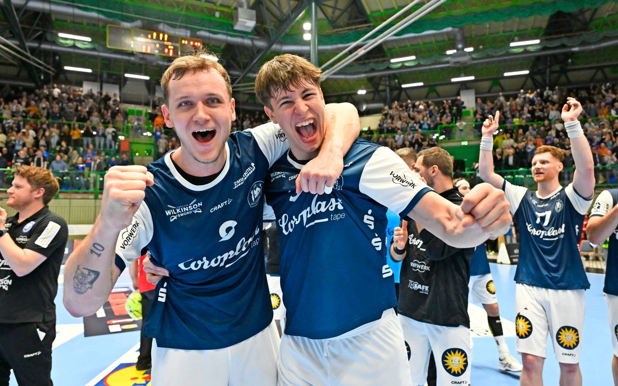 Nico Schöttle (li.) und Sören Steinhaus feiern den Einzug ins „Final Four“-Turnier. 