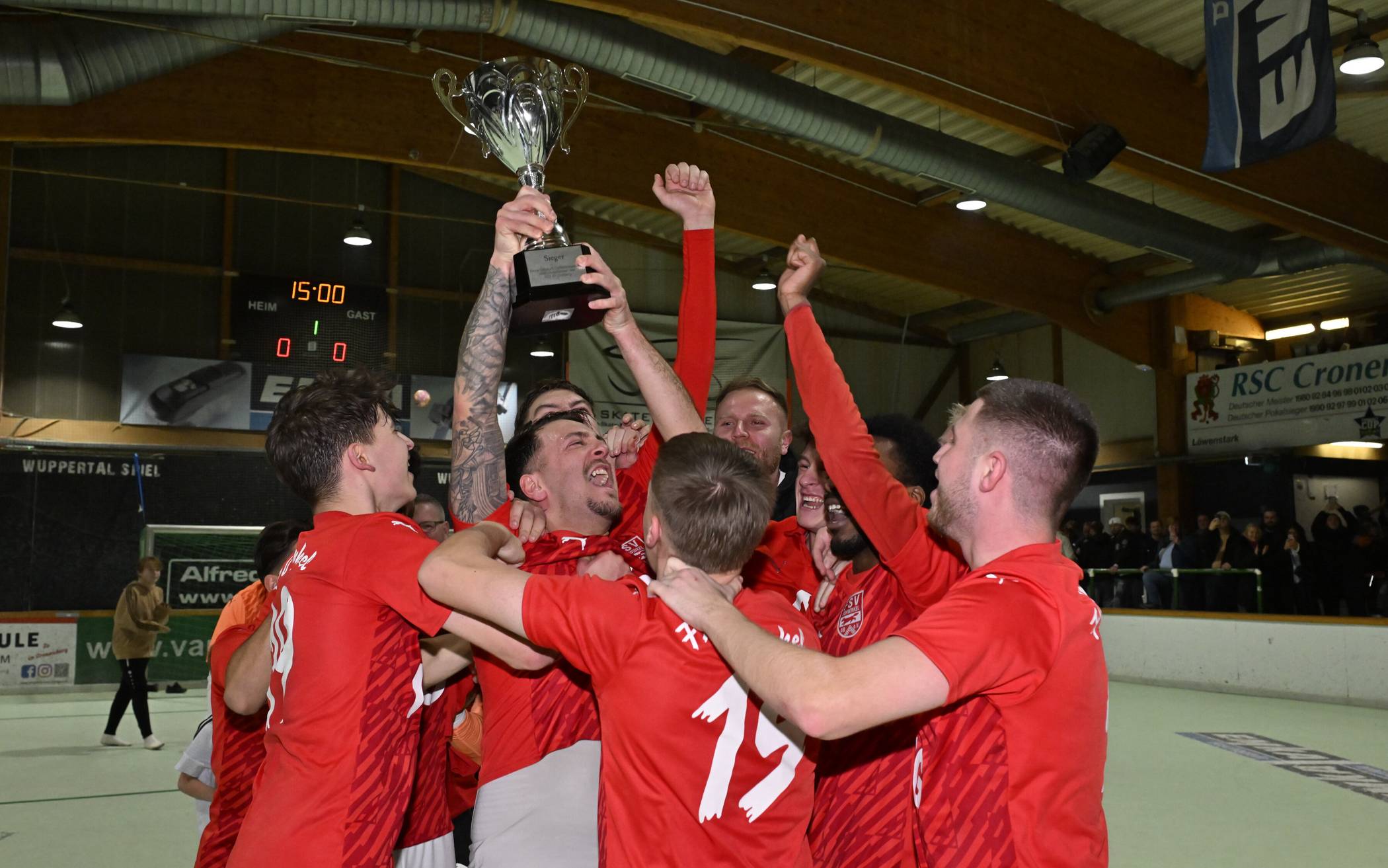 Der FSV mit dem Pokal.