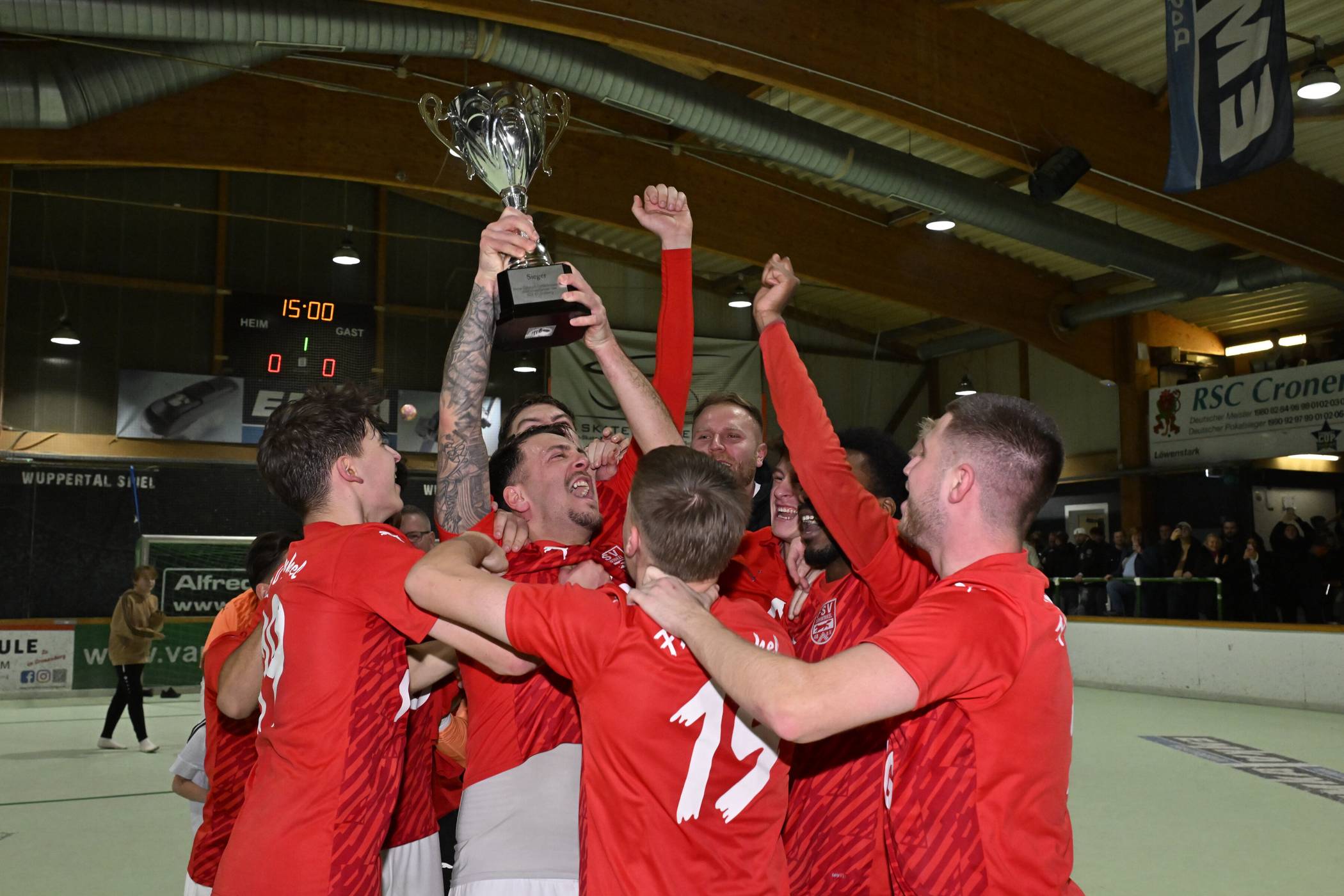 Der FSV mit dem Pokal.