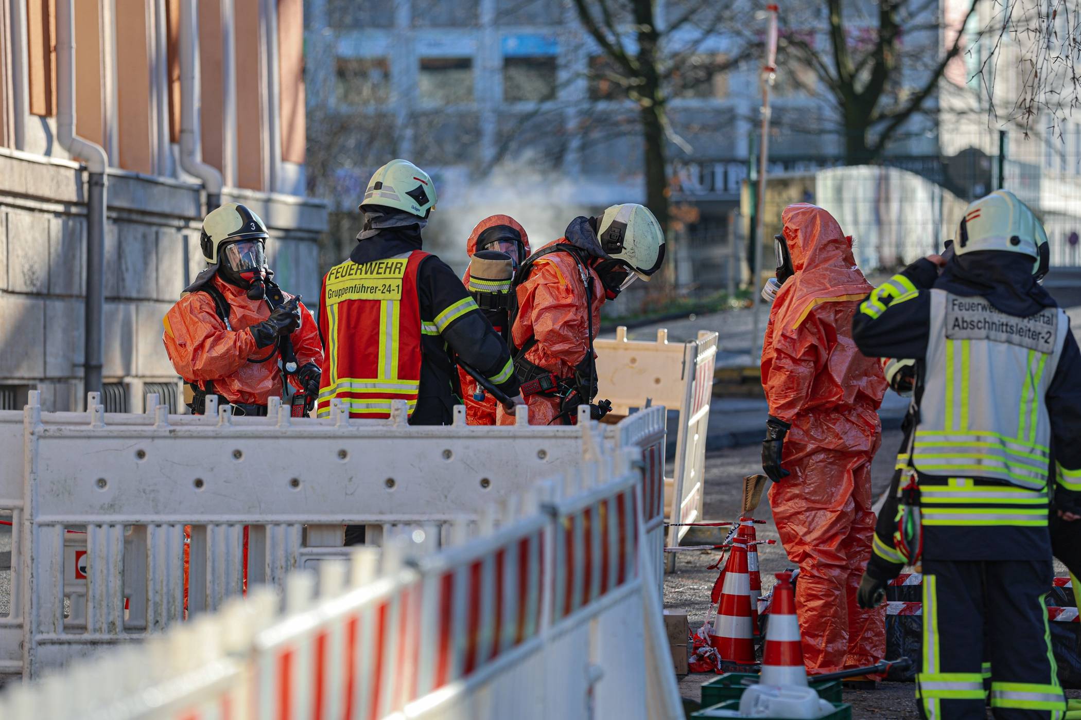 Die Feuerwehr agierte in Schutzanzügen.