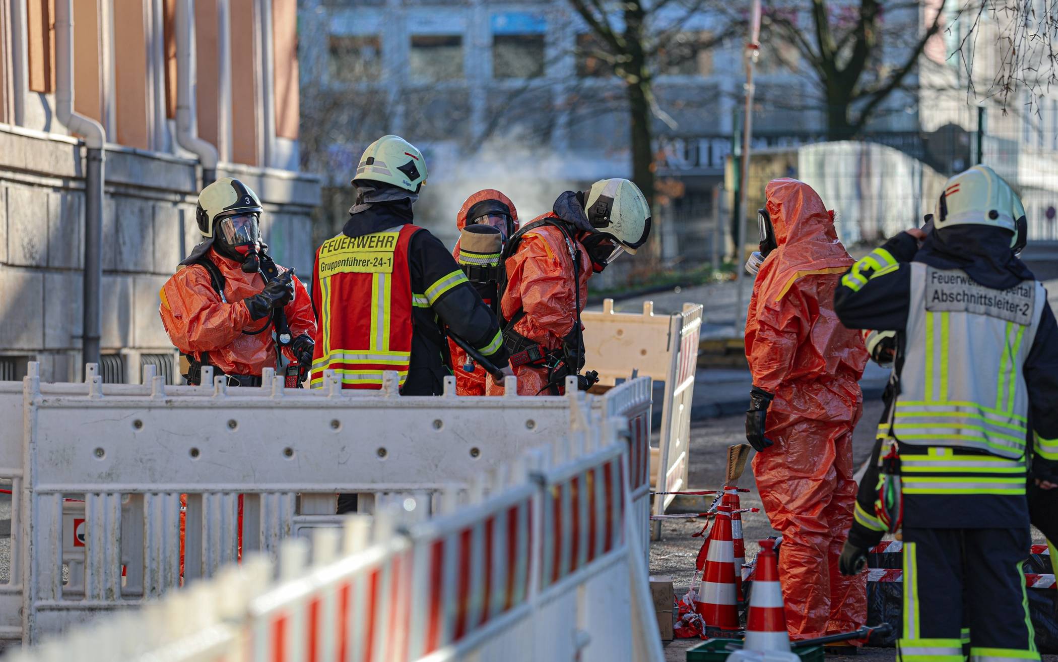 Die Feuerwehr agierte in Schutzanzügen.