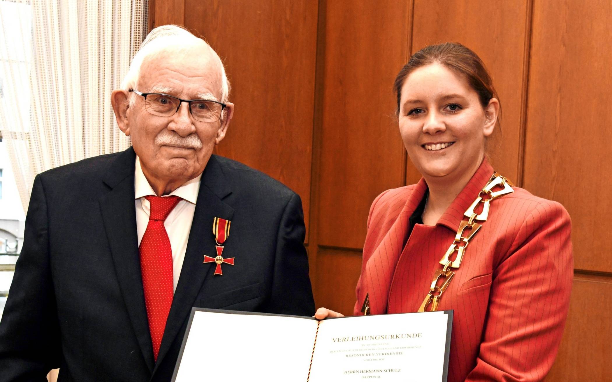 Hermann Schulz und Oberbürgermeisterin Miriam Scherff bei der Verleihungszeremonie im Rathaus.  