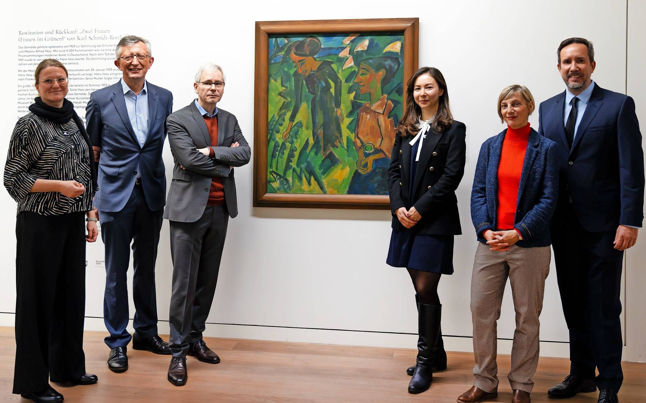  Sechsfach gute Laune rund um das expressionistische Meisterwerk „Zwei Frauen“ von Karl Schmidt-Rottluff. Im Bild von links nach rechts: Anna Baumberger, wissenschaftliche Mitarbeiterin für Provenienzforschung, Kulturdezernent und Stadtdirektor Matthias Nocke, Dr. Roland Mönig, Direktor des Von der Heydt-Museums, Chizuru Kahl von der Ernst von Siemens-Kunststiftung, Dr. Josephine Karg von der Kulturstiftung der Länder sowie Julius Kaspar Niesert von der Kanzlei S + N Rechtsanwälte aus Berlin. 